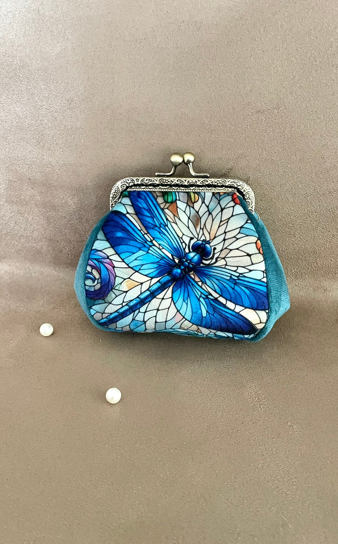 Porte-monnaie « Libellule en Vitrail » – Élégance Art Nouveau & Éclat Azur