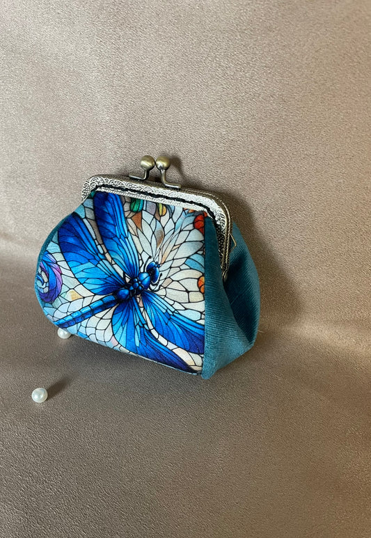 Porte-monnaie « Libellule en Vitrail » – Élégance Art Nouveau & Éclat Azur