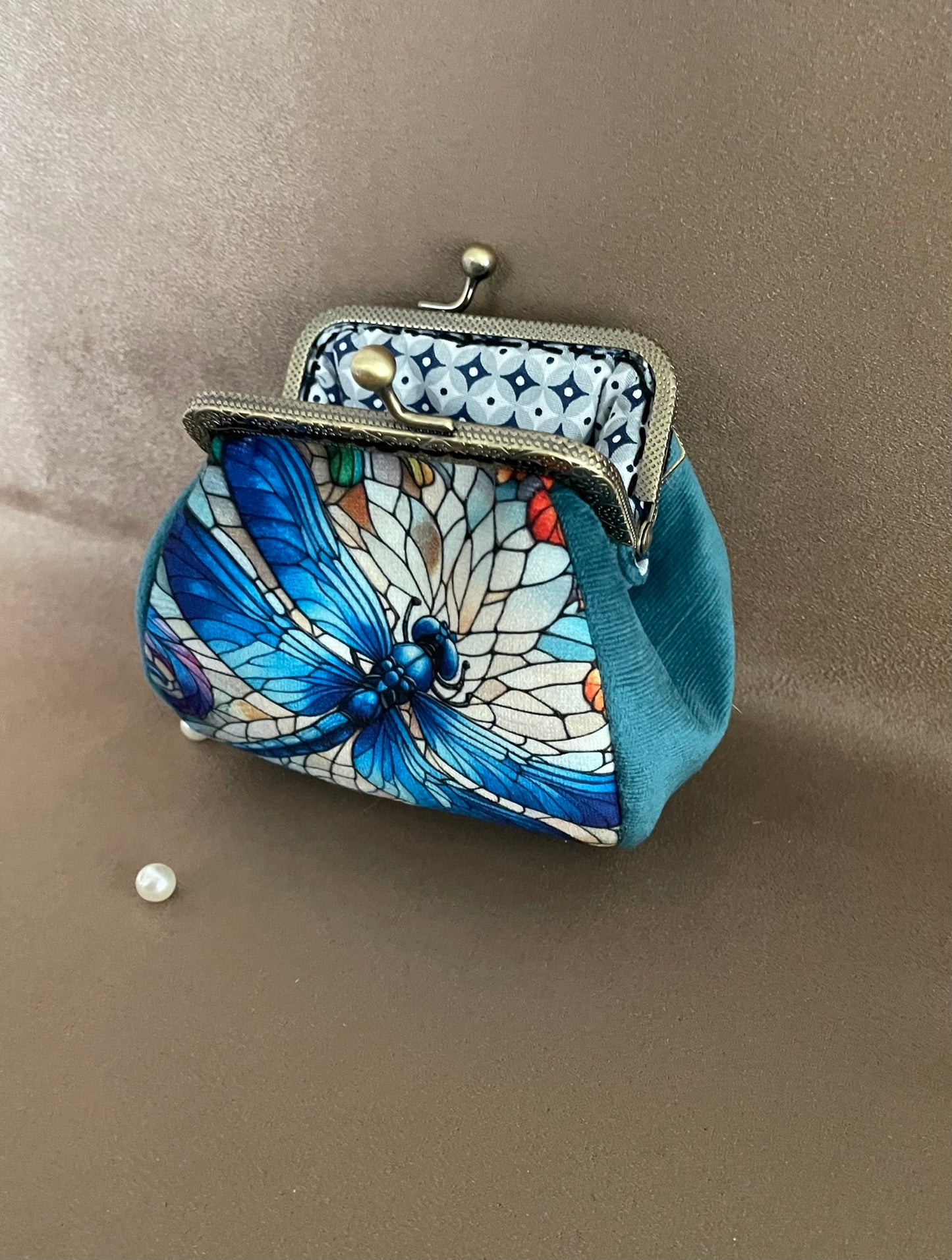 Porte-monnaie « Libellule en Vitrail » – Élégance Art Nouveau & Éclat Azur