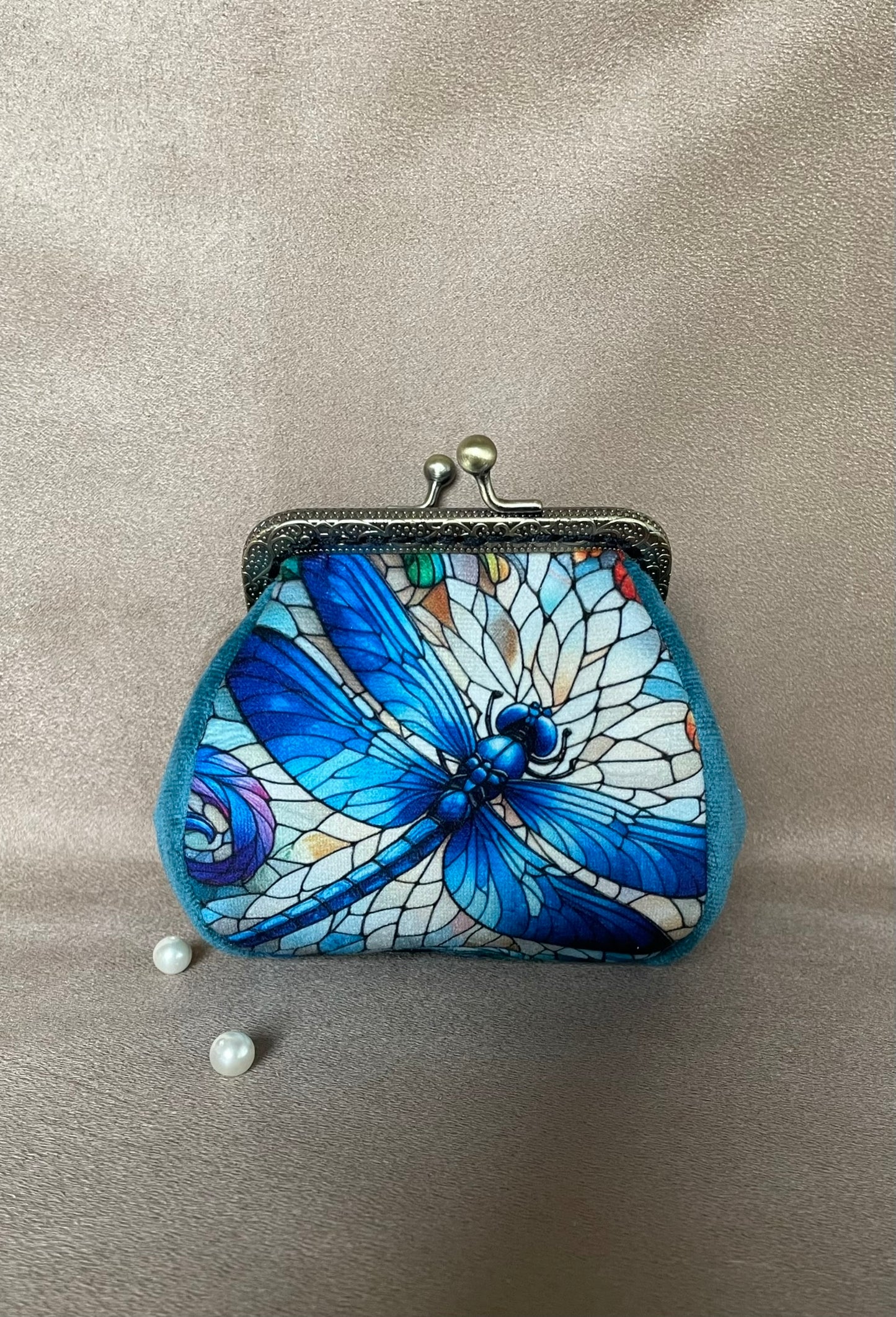 Porte-monnaie « Libellule en Vitrail » – Élégance Art Nouveau & Éclat Azur
