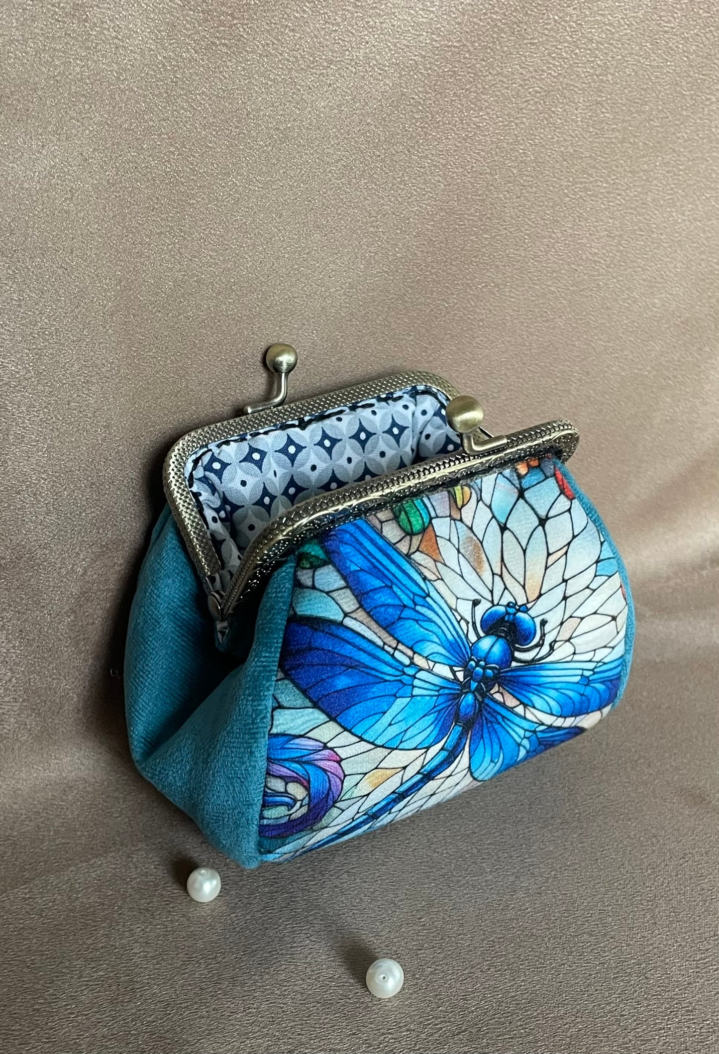 Porte-monnaie « Libellule en Vitrail » – Élégance Art Nouveau & Éclat Azur