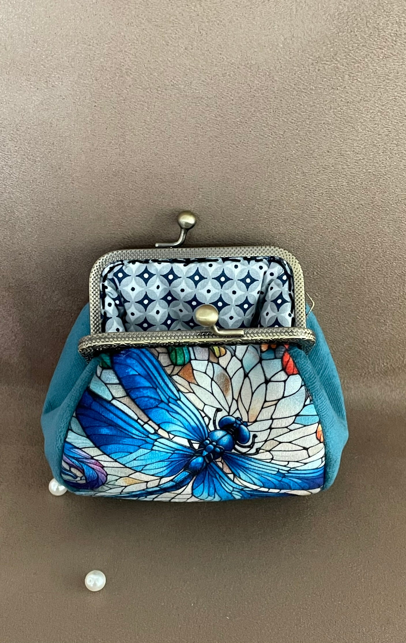 Porte-monnaie « Libellule en Vitrail » – Élégance Art Nouveau & Éclat Azur