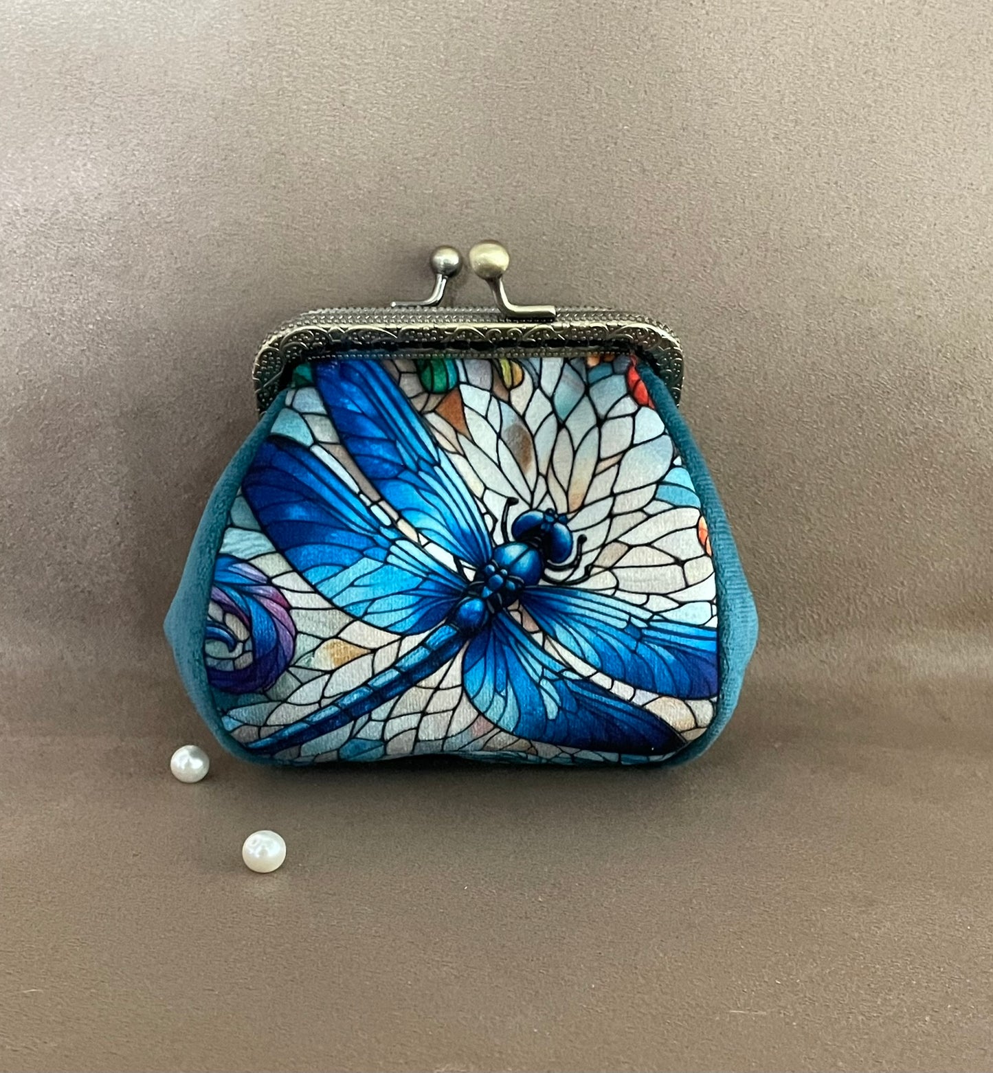 Porte-monnaie « Libellule en Vitrail » – Élégance Art Nouveau & Éclat Azur