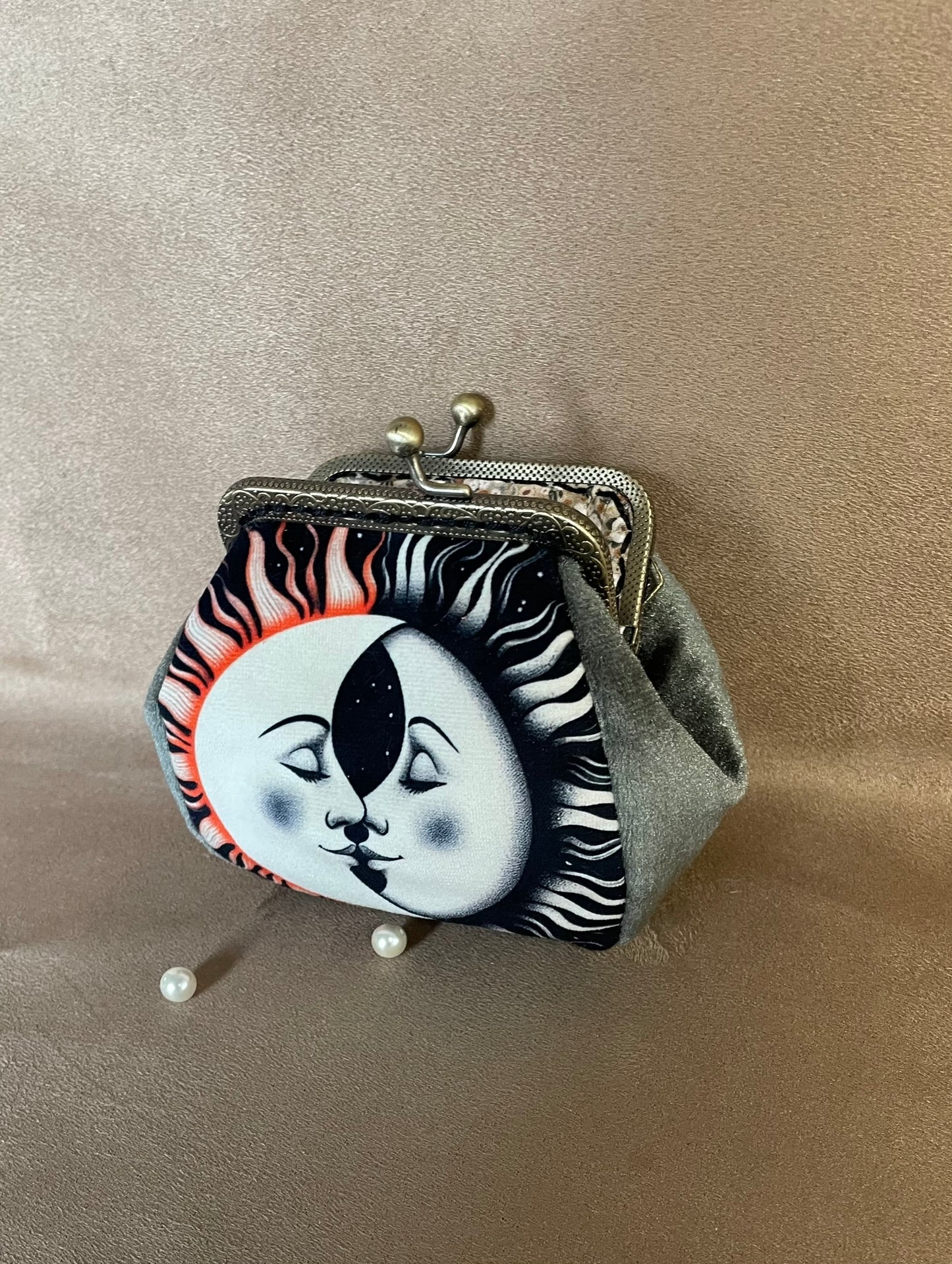 Porte-monnaie « Dualité Céleste » – Soleil, Lune & Velours Vert de Bronze