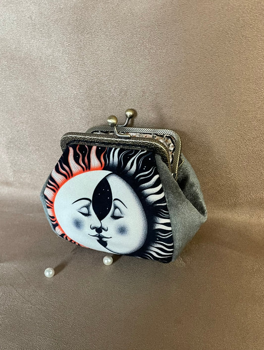 Porte-monnaie « Dualité Céleste » – Soleil, Lune & Velours Vert de Bronze