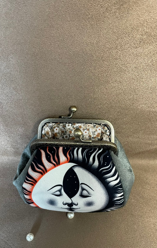 Porte-monnaie « Dualité Céleste » – Soleil, Lune & Velours Vert de Bronze