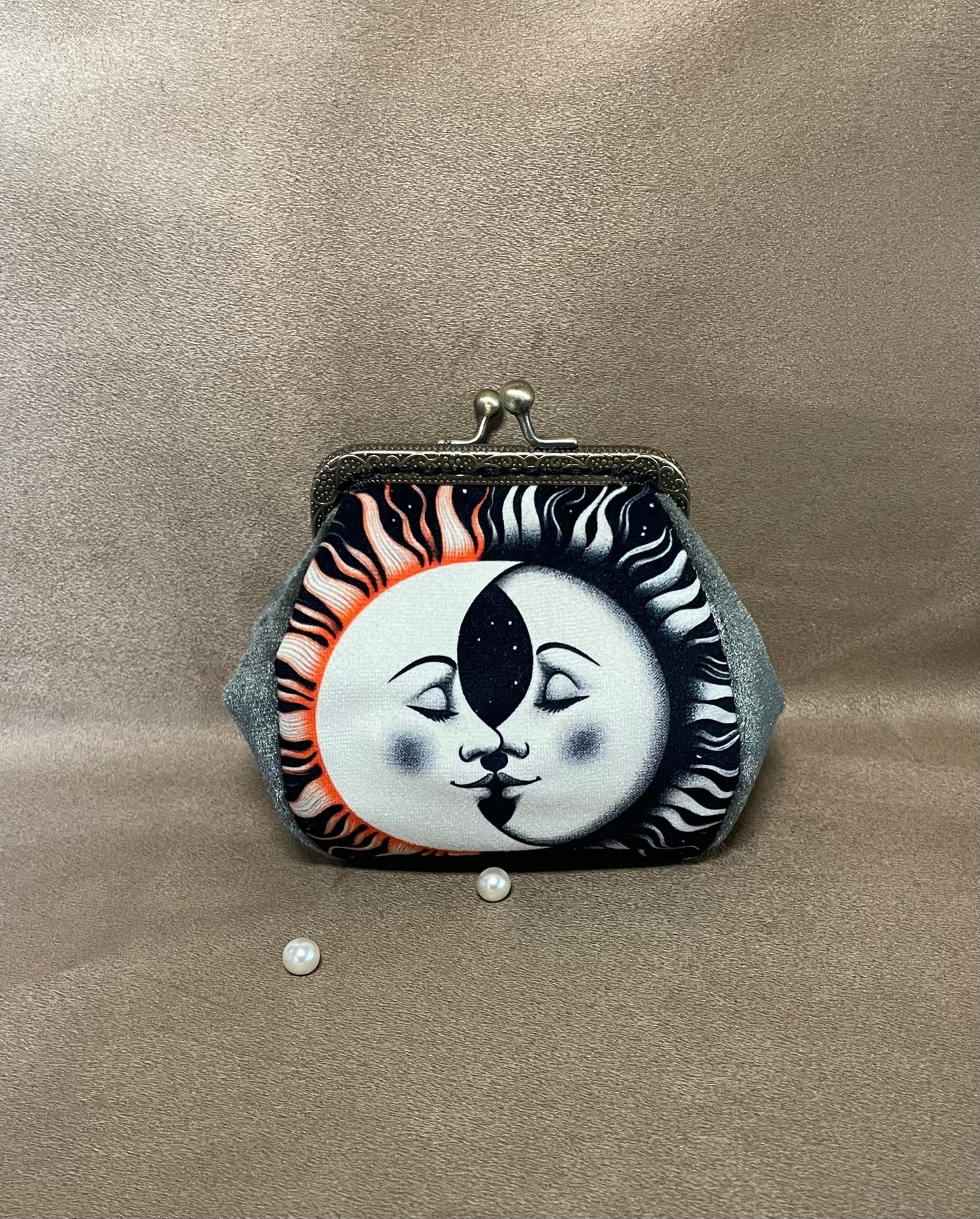 Porte-monnaie « Dualité Céleste » – Soleil, Lune & Velours Vert de Bronze