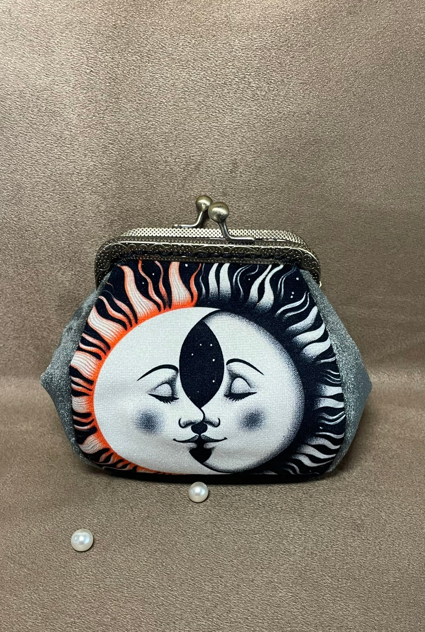 Porte-monnaie « Dualité Céleste » – Soleil, Lune & Velours Vert de Bronze