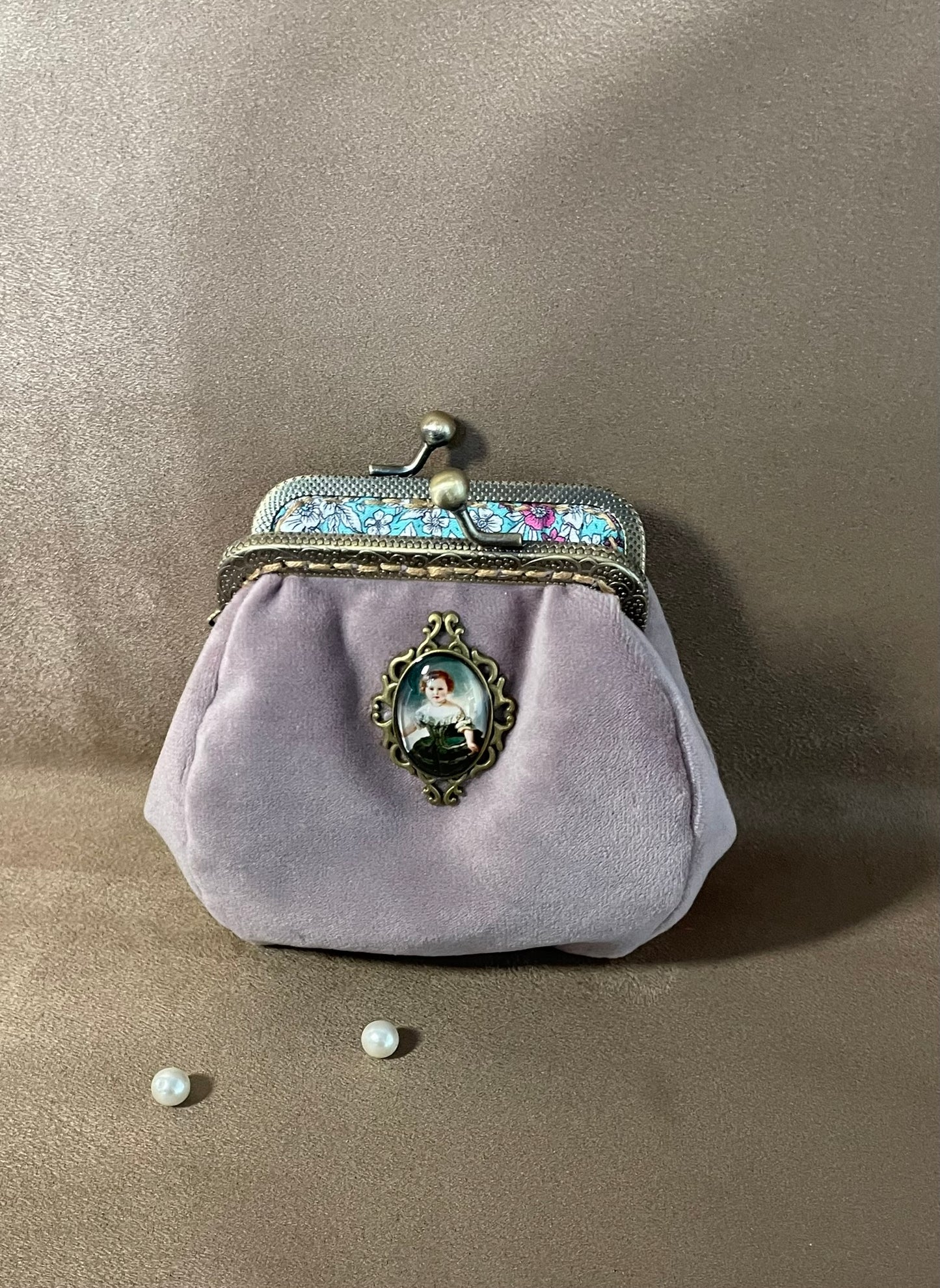 Porte-monnaie « Douceur d’Antan » – Médaillon Ancien & Velours Poudré