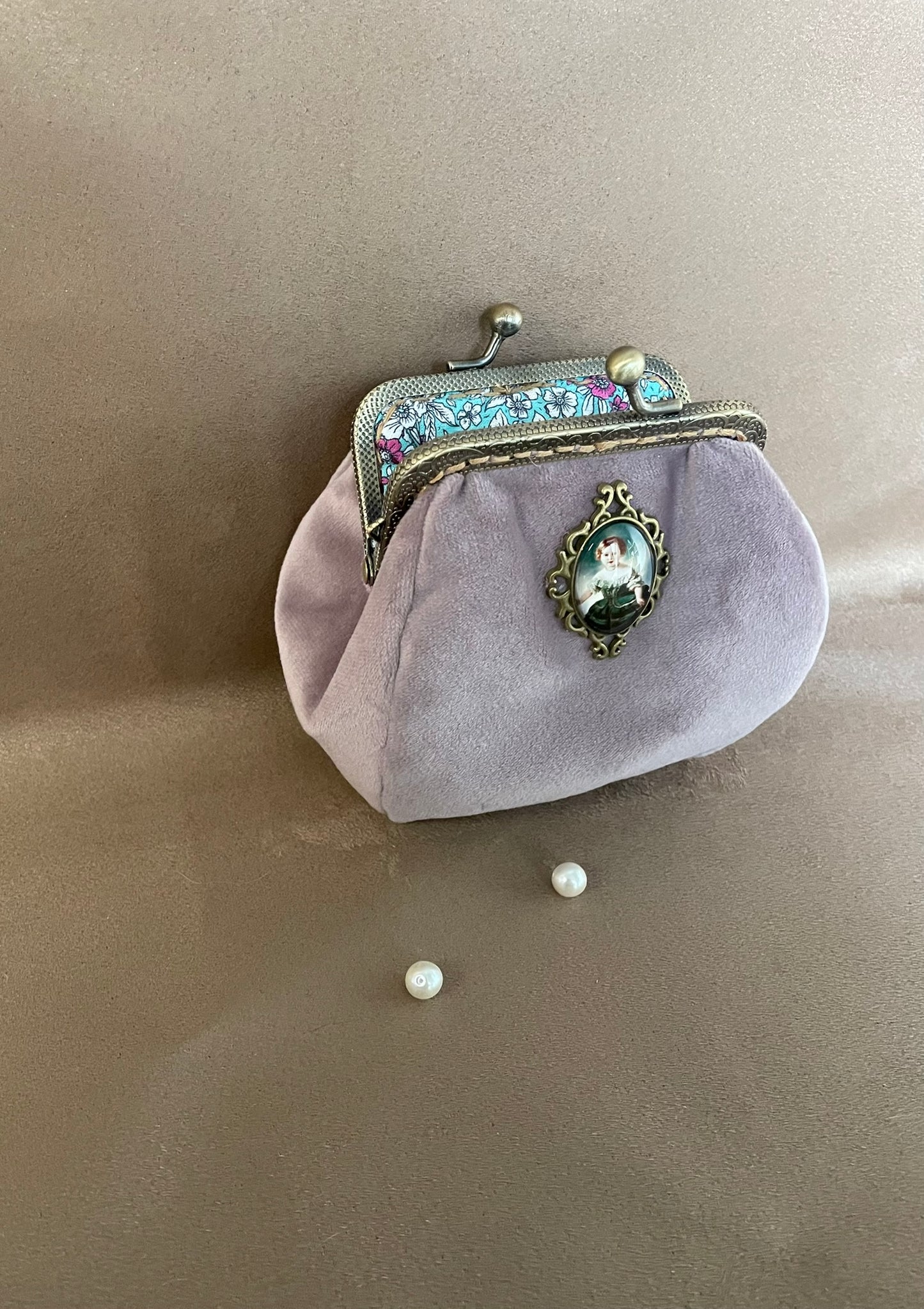 Porte-monnaie « Douceur d’Antan » – Médaillon Ancien & Velours Poudré