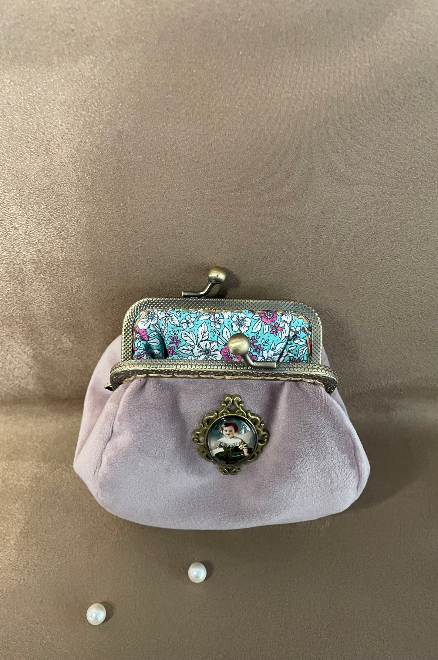 Porte-monnaie « Douceur d’Antan » – Médaillon Ancien & Velours Poudré