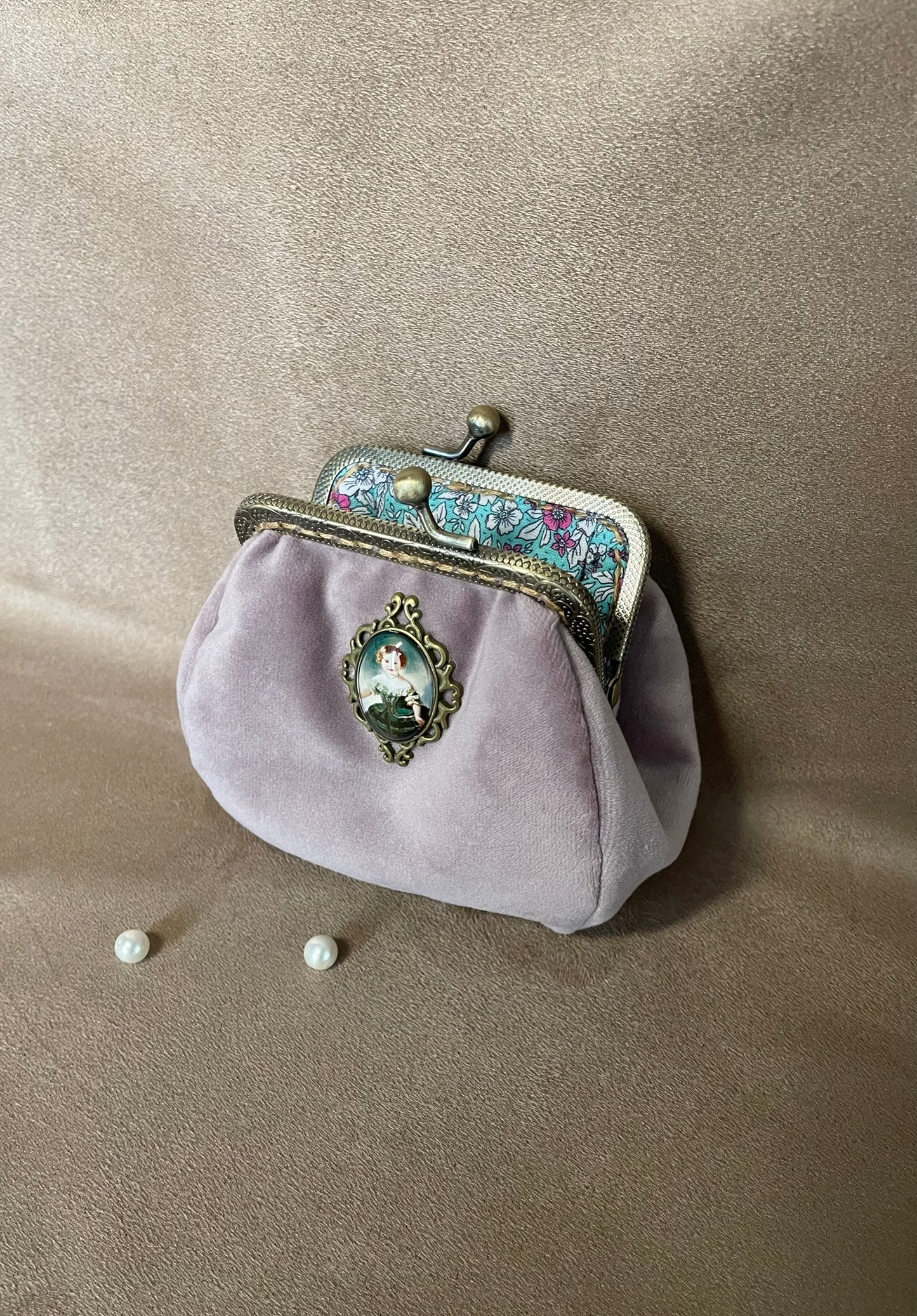 Porte-monnaie « Douceur d’Antan » – Médaillon Ancien & Velours Poudré