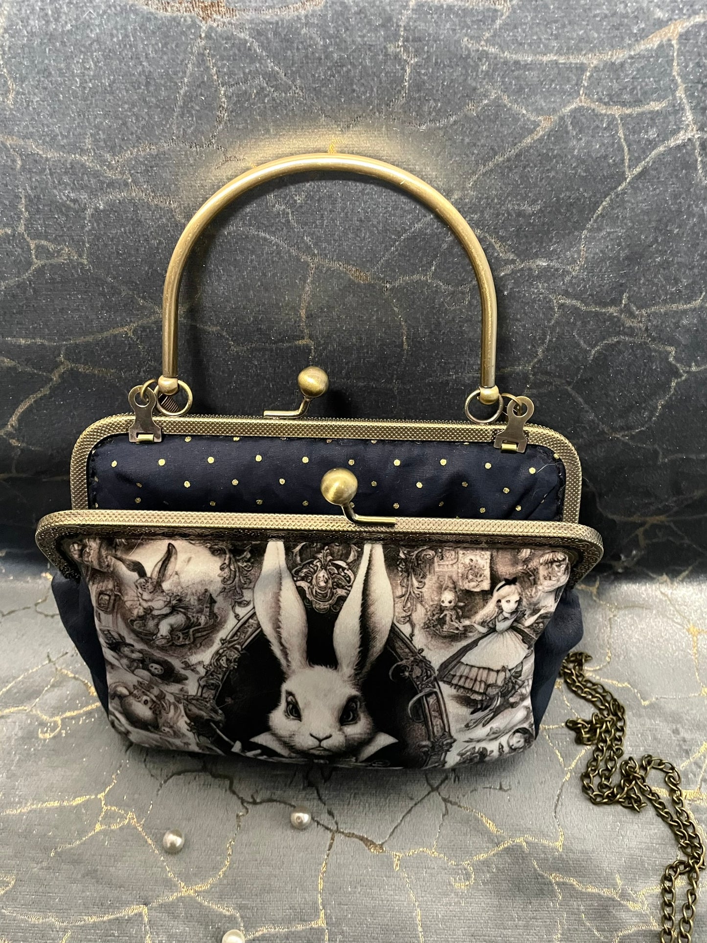 Pochette clutch« La Course du Lapin Blanc » – Alice au Pays des Merveilles & Vintage Monochrome