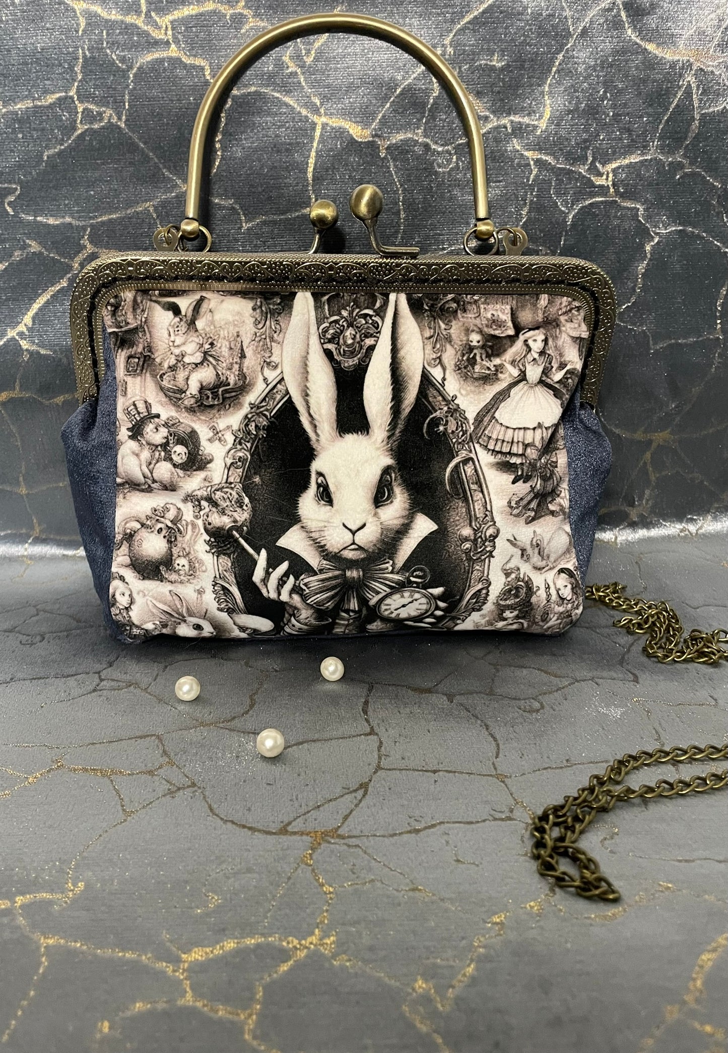 Pochette clutch« La Course du Lapin Blanc » – Alice au Pays des Merveilles & Vintage Monochrome