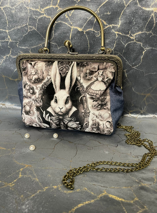 Pochette clutch« La Course du Lapin Blanc » – Alice au Pays des Merveilles & Vintage Monochrome