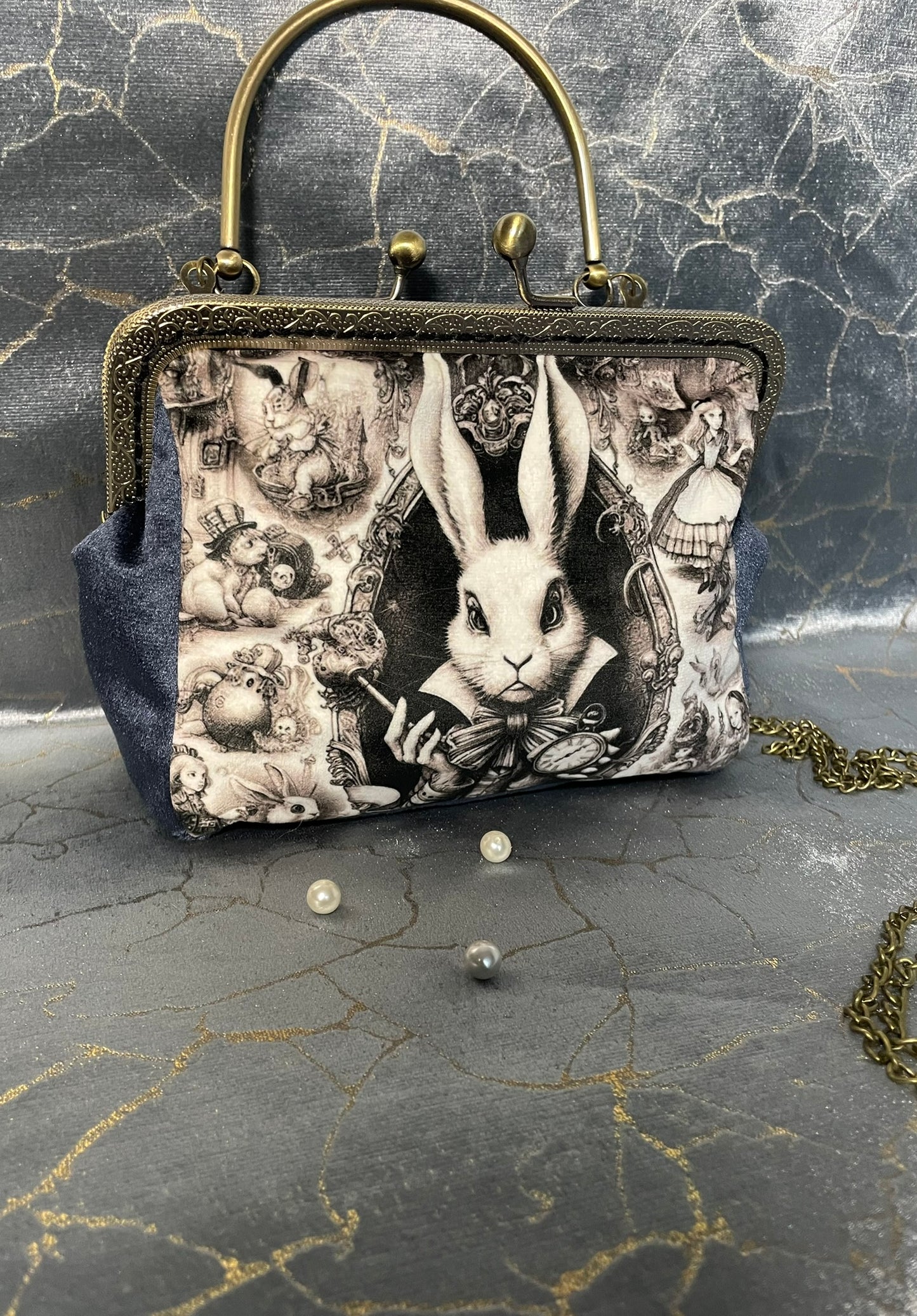 Pochette clutch« La Course du Lapin Blanc » – Alice au Pays des Merveilles & Vintage Monochrome