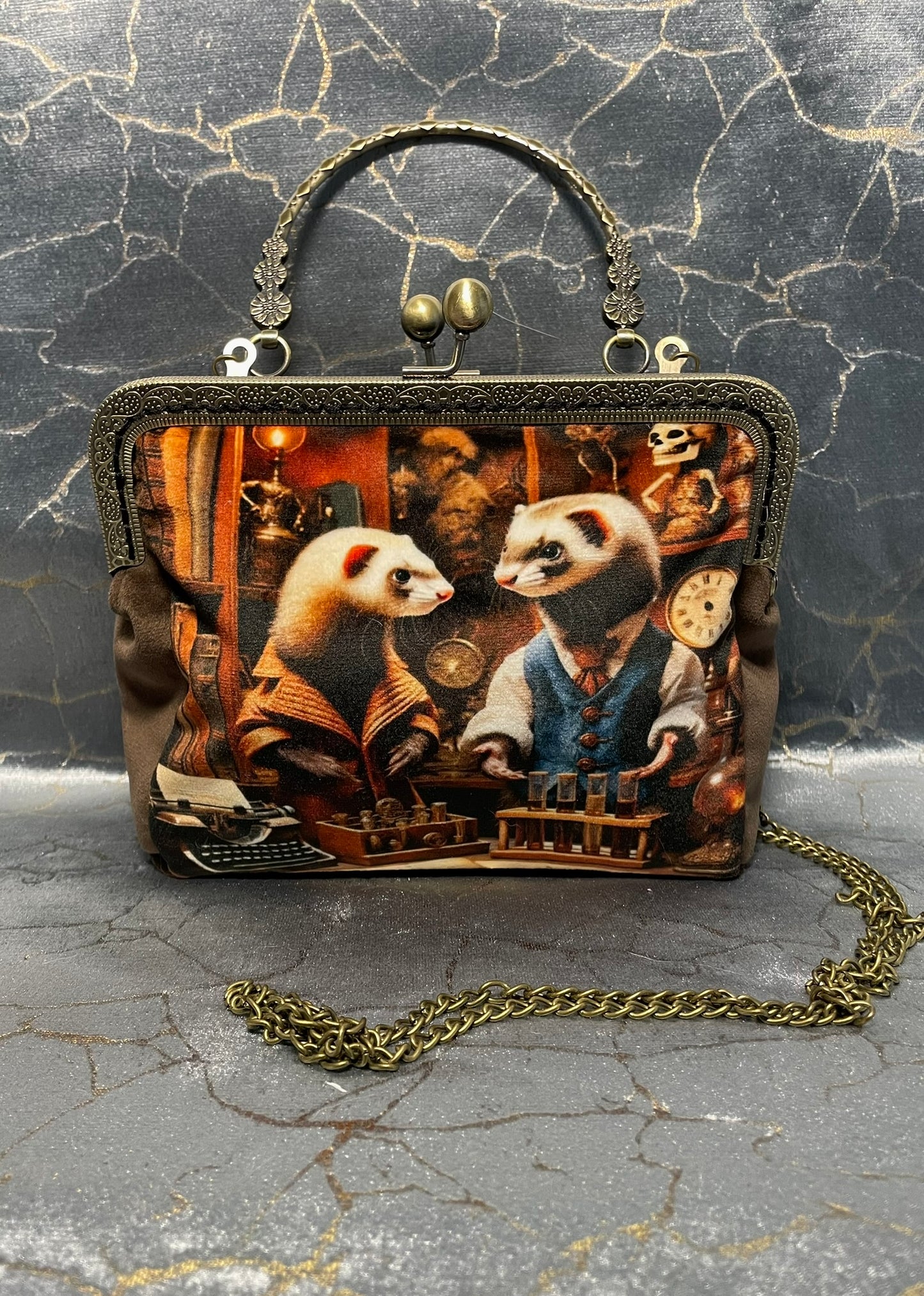 Pochette clutch Steampunk « Le Laboratoire des Mustélidés » – Velours Marron & Style Victorien