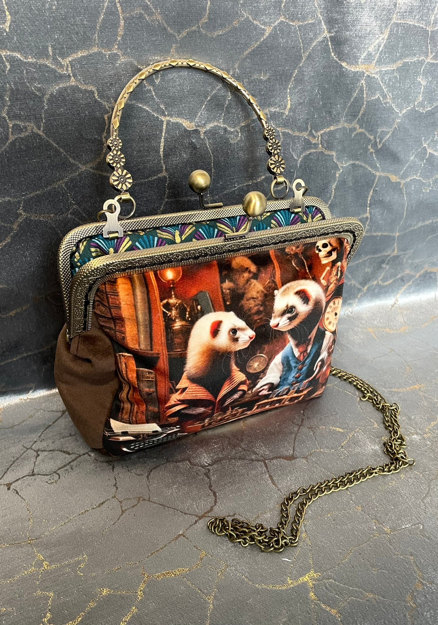 Pochette clutch Steampunk « Le Laboratoire des Mustélidés » – Velours Marron & Style Victorien