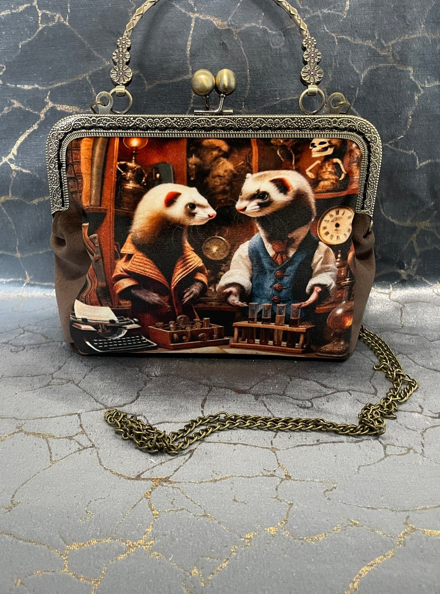 Pochette clutch Steampunk « Le Laboratoire des Mustélidés » – Velours Marron & Style Victorien