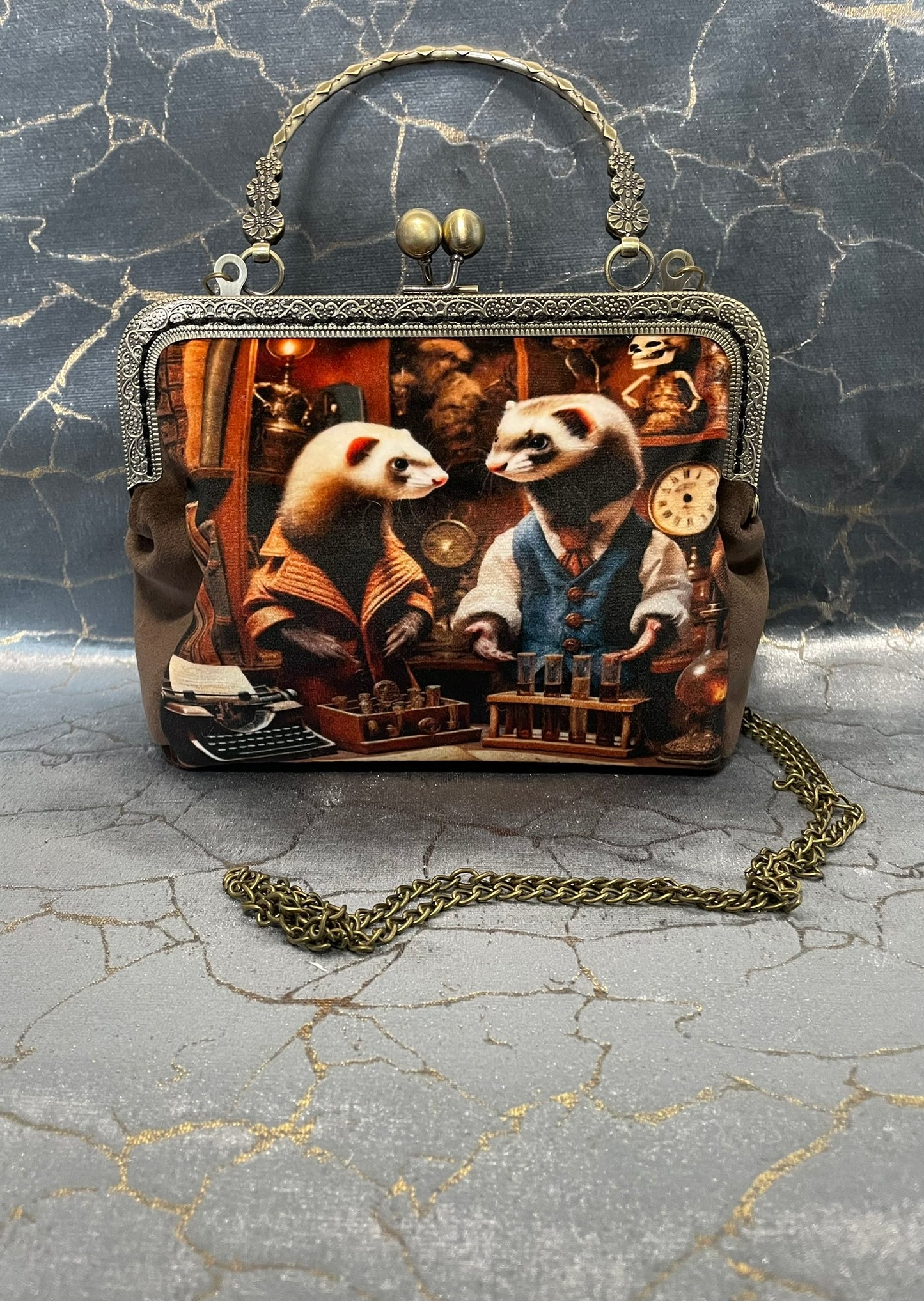 Pochette clutch Steampunk « Le Laboratoire des Mustélidés » – Velours Marron & Style Victorien