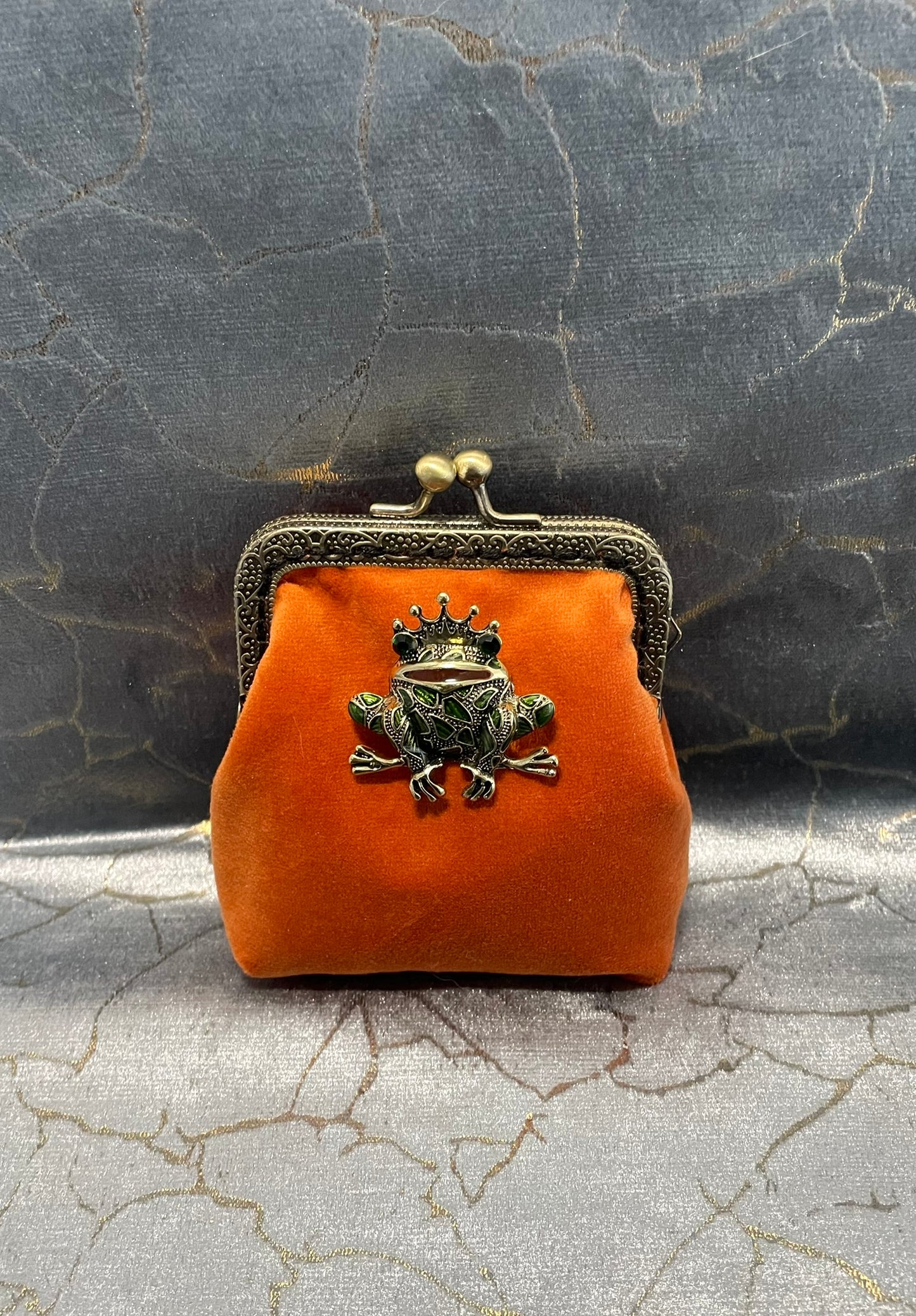 Porte-monnaie « Le Prince Crapaud » – Velours Terracotta & Bijou de Couronnement
