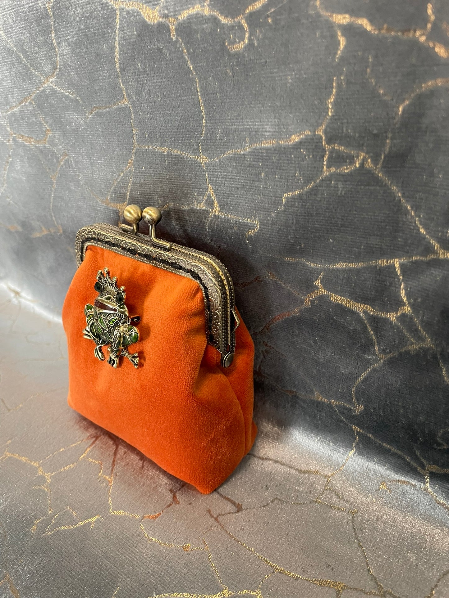 Porte-monnaie « Le Prince Crapaud » – Velours Terracotta & Bijou de Couronnement