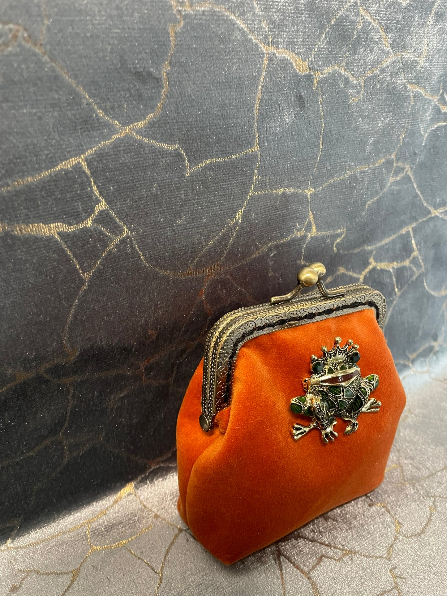 Porte-monnaie « Le Prince Crapaud » – Velours Terracotta & Bijou de Couronnement