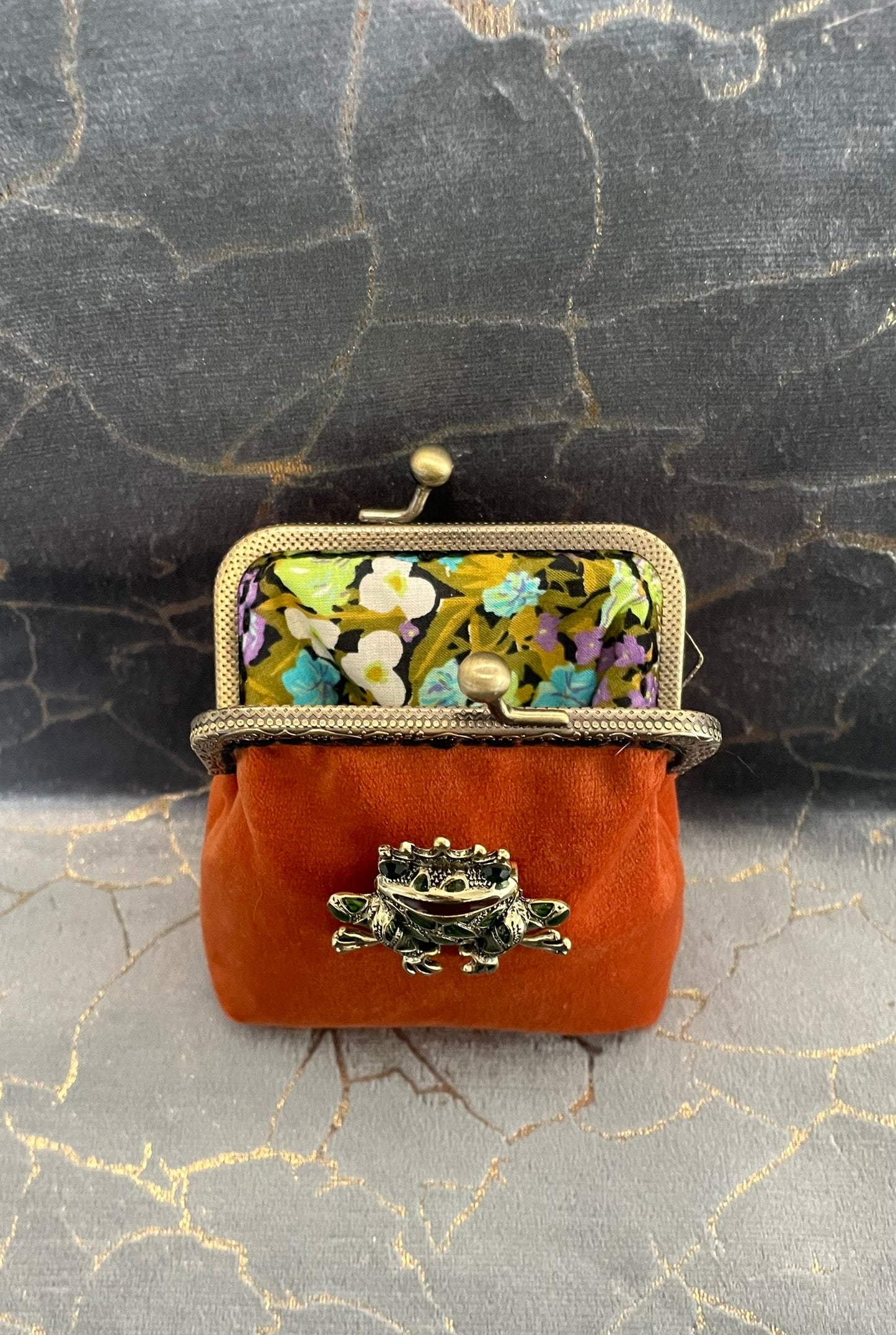 Porte-monnaie « Le Prince Crapaud » – Velours Terracotta & Bijou de Couronnement
