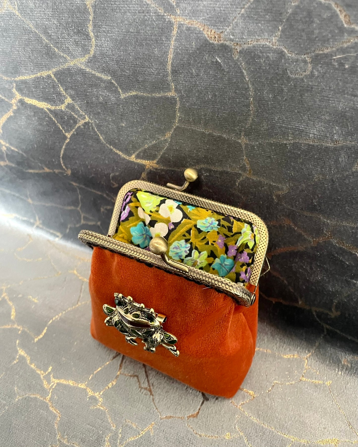 Porte-monnaie « Le Prince Crapaud » – Velours Terracotta & Bijou de Couronnement