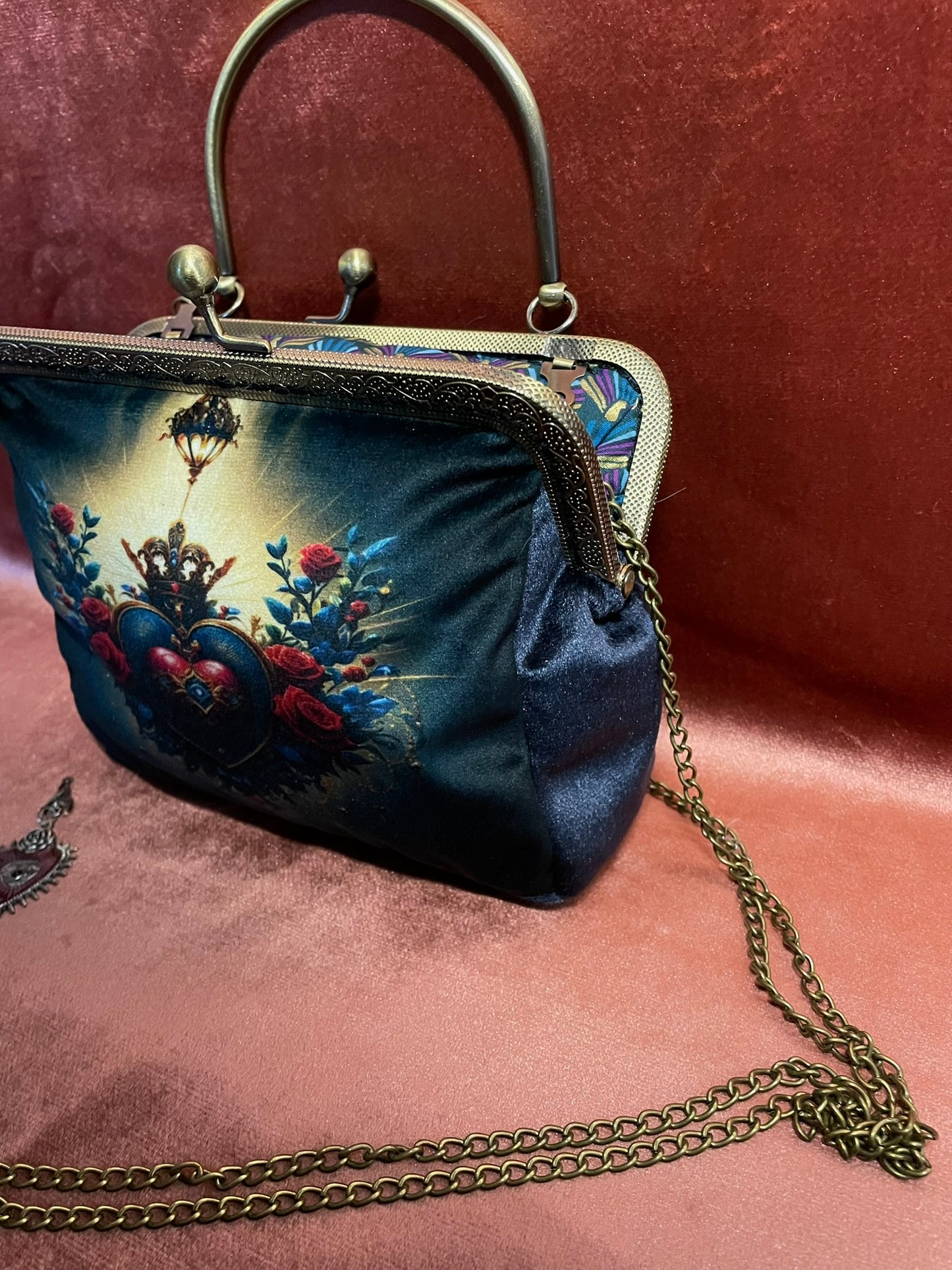 Pochette/Clutch  Bijou "Le Cœur Ex-Voto" – Velours Bleu Nuit & Éclat Baroque L’élégance mystique d'une icône intemporelle