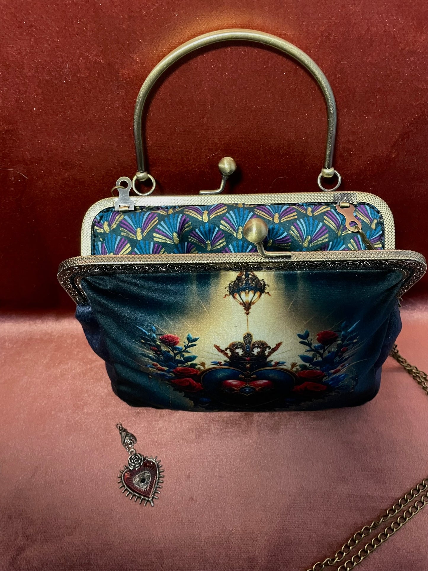 Pochette/Clutch  Bijou "Le Cœur Ex-Voto" – Velours Bleu Nuit & Éclat Baroque L’élégance mystique d'une icône intemporelle