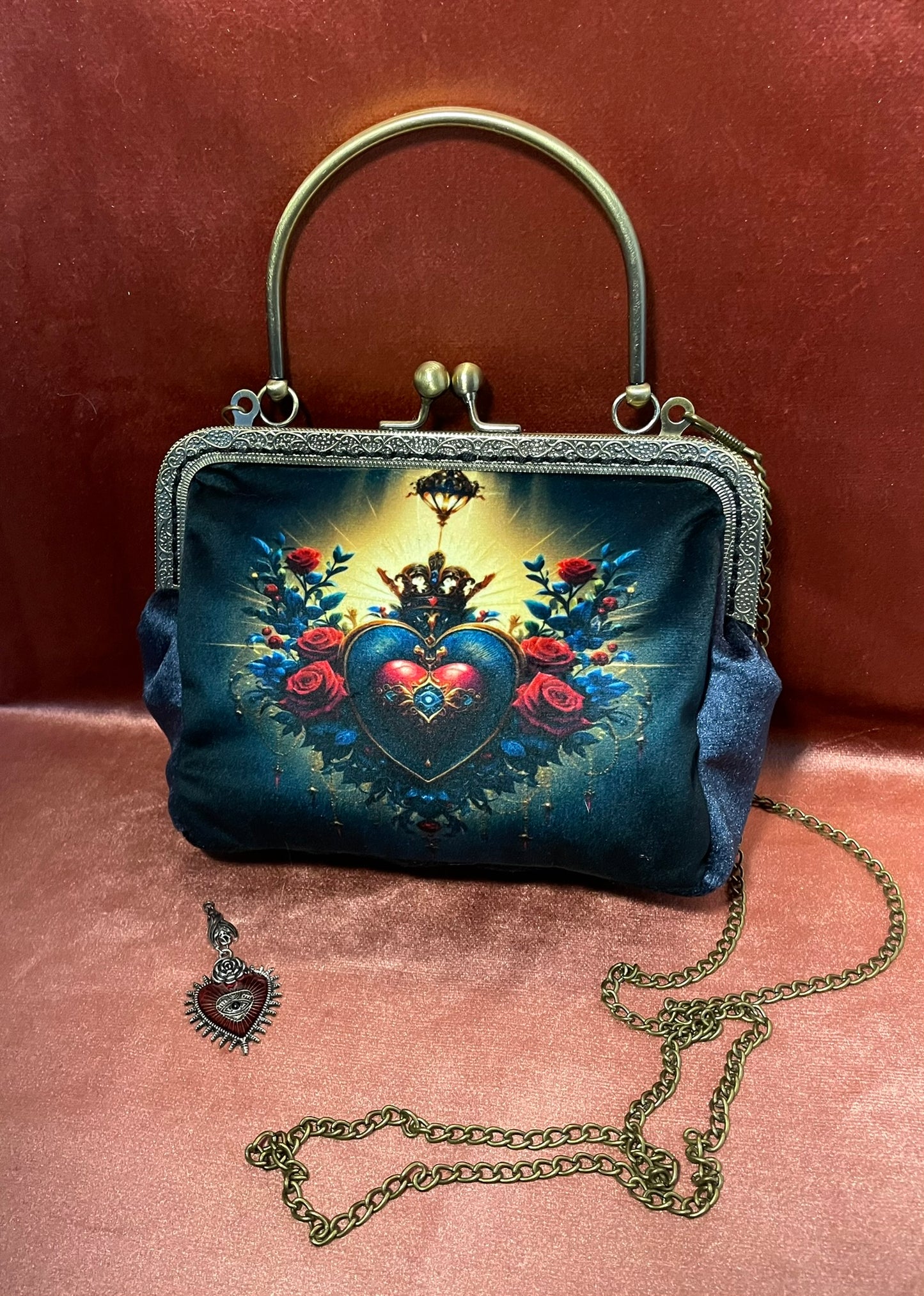 Pochette/Clutch  Bijou "Le Cœur Ex-Voto" – Velours Bleu Nuit & Éclat Baroque L’élégance mystique d'une icône intemporelle