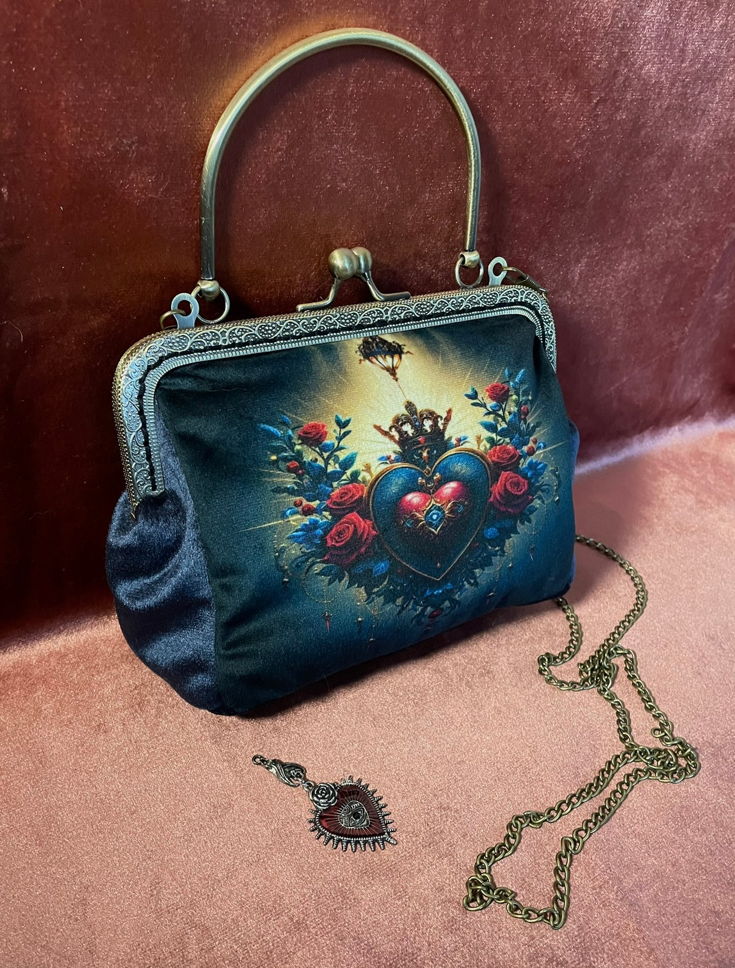 Pochette/Clutch  Bijou "Le Cœur Ex-Voto" – Velours Bleu Nuit & Éclat Baroque L’élégance mystique d'une icône intemporelle
