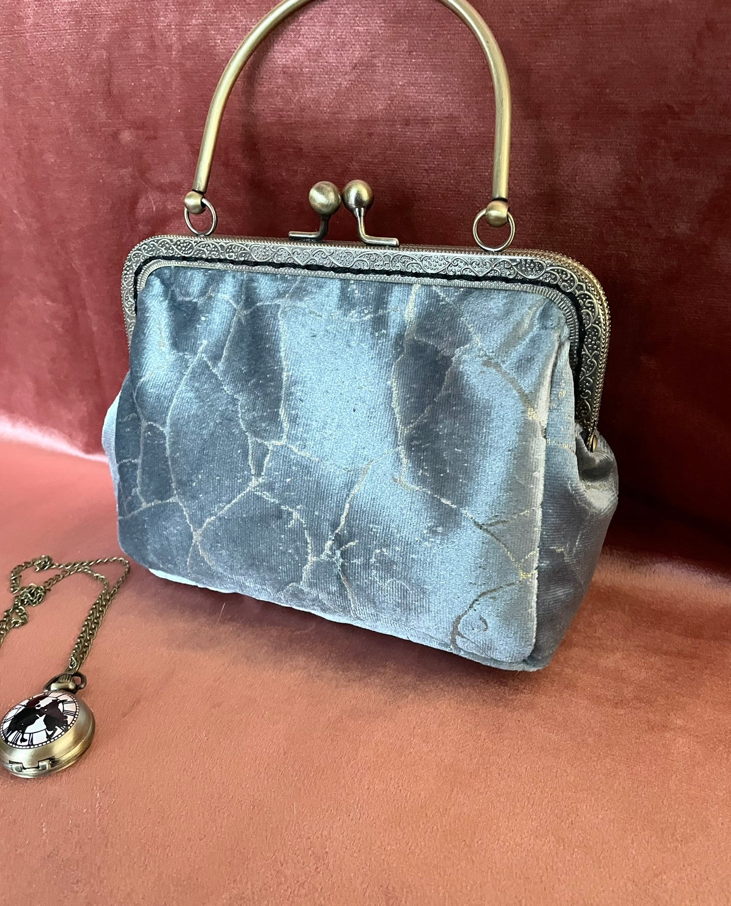 Pochette Clutch "Le Laboratoire d'Alice" – Pochette Artisanale Style Vintage & Shabby Chic