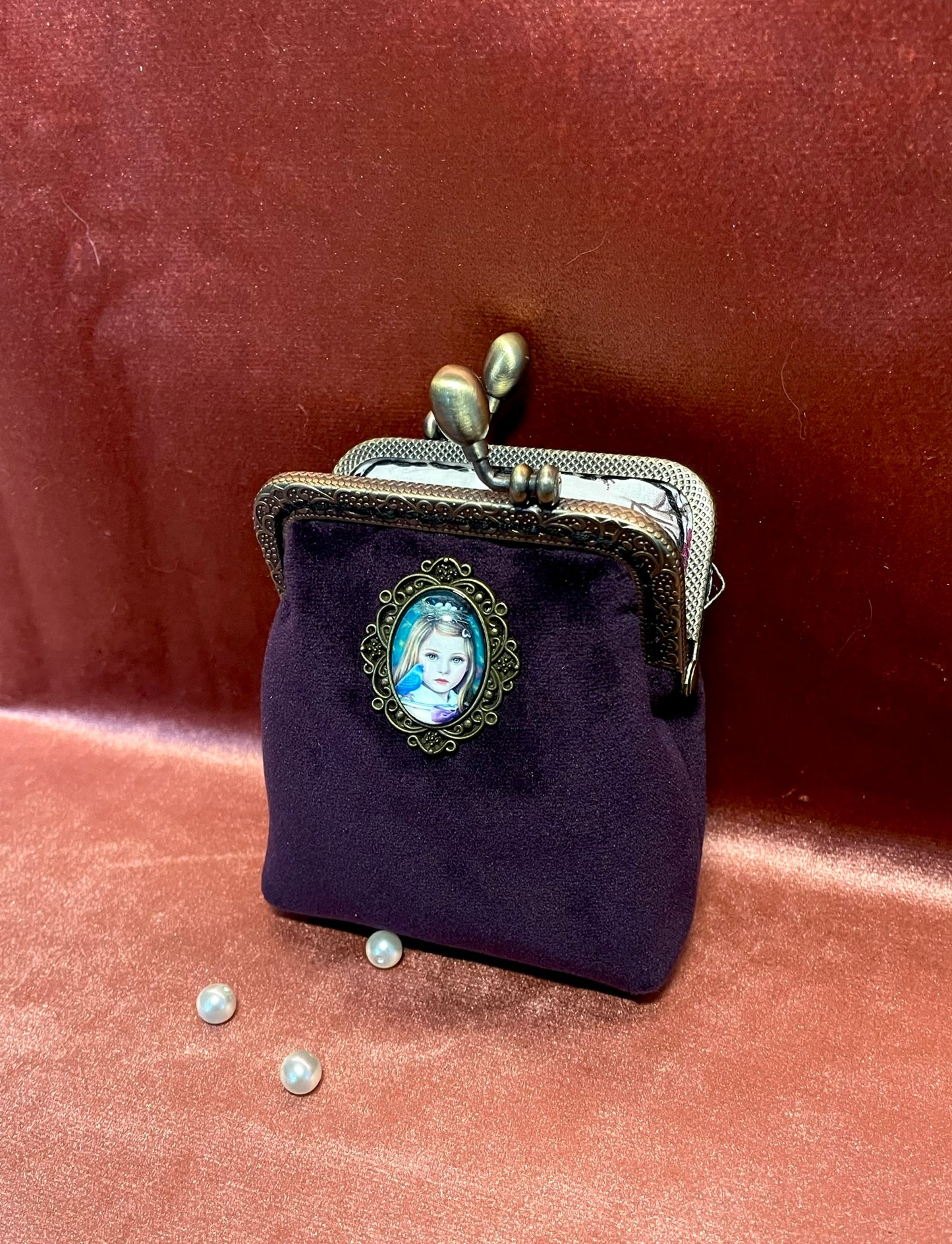Porte-monnaie "L'Enfant à l'Oiseau" – Velours Aubergine & Médaillon Shabby Chic