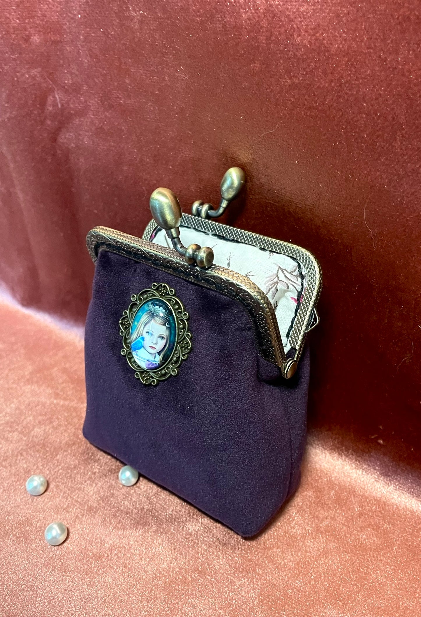 Porte-monnaie "L'Enfant à l'Oiseau" – Velours Aubergine & Médaillon Shabby Chic