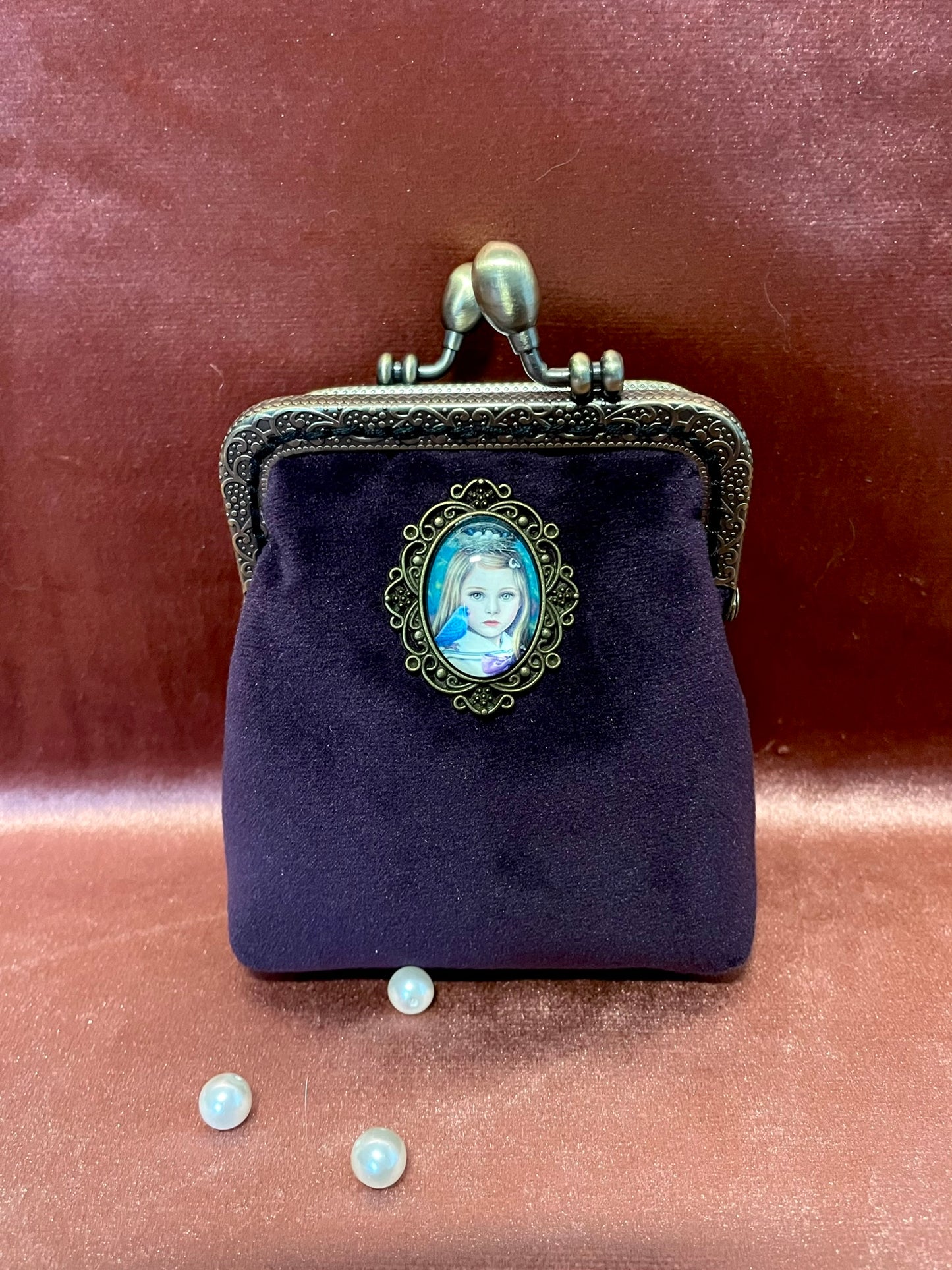 Porte-monnaie "L'Enfant à l'Oiseau" – Velours Aubergine & Médaillon Shabby Chic