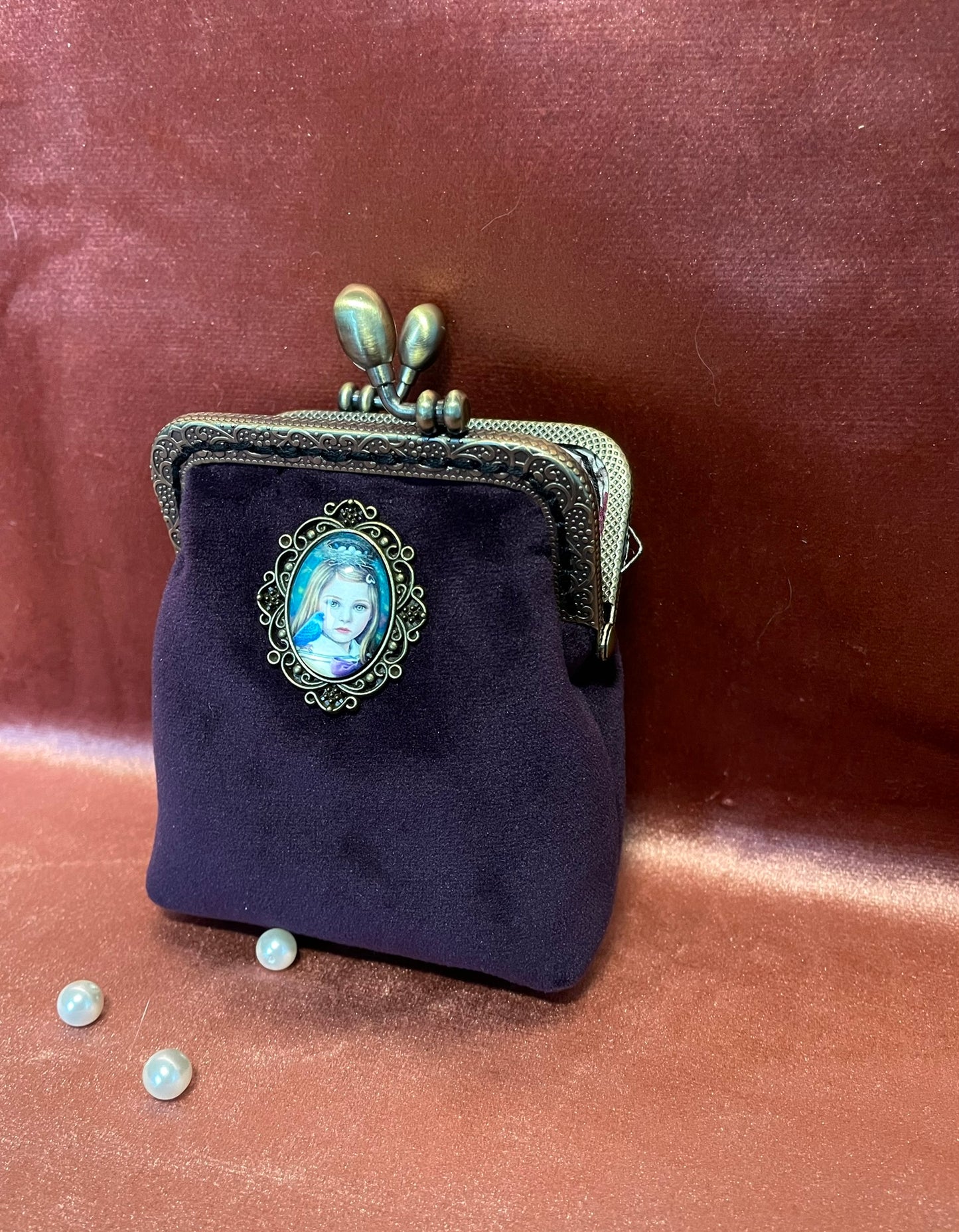 Porte-monnaie "L'Enfant à l'Oiseau" – Velours Aubergine & Médaillon Shabby Chic