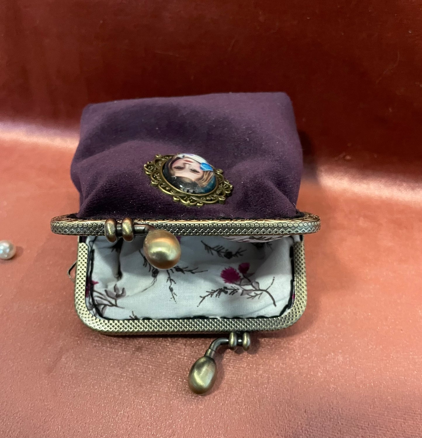 Porte-monnaie "L'Enfant à l'Oiseau" – Velours Aubergine & Médaillon Shabby Chic