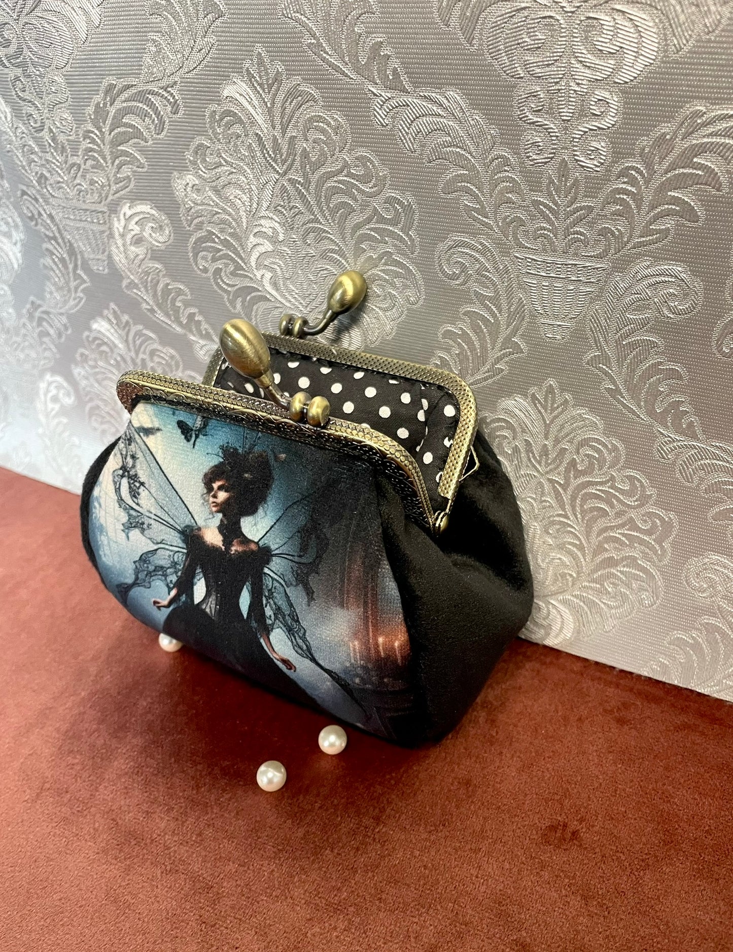 Porte-monnaie Gothique Chic « La Fée Noire » – Velours Noir & Fermoir Rétro