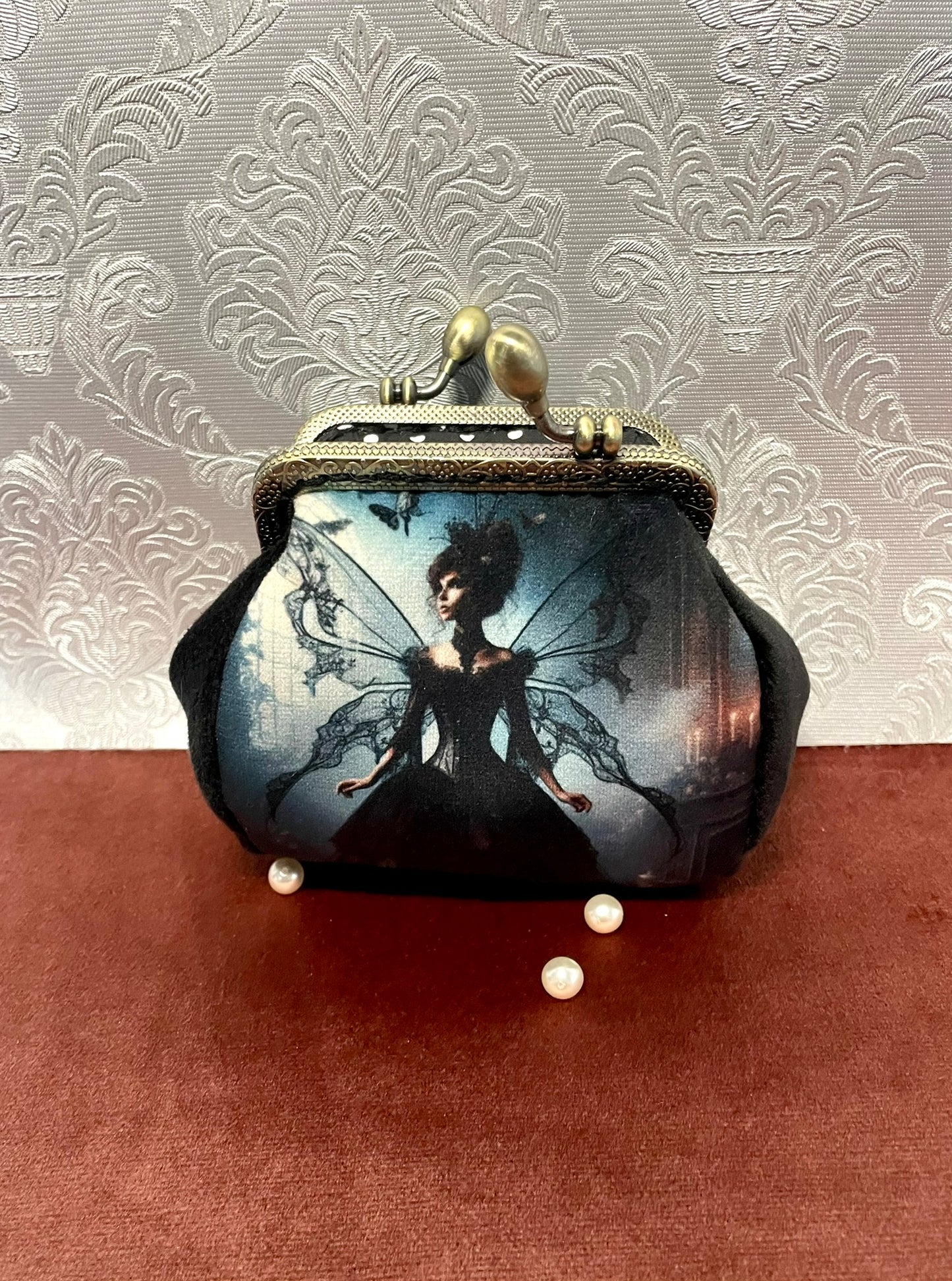 Porte-monnaie Gothique Chic « La Fée Noire » – Velours Noir & Fermoir Rétro