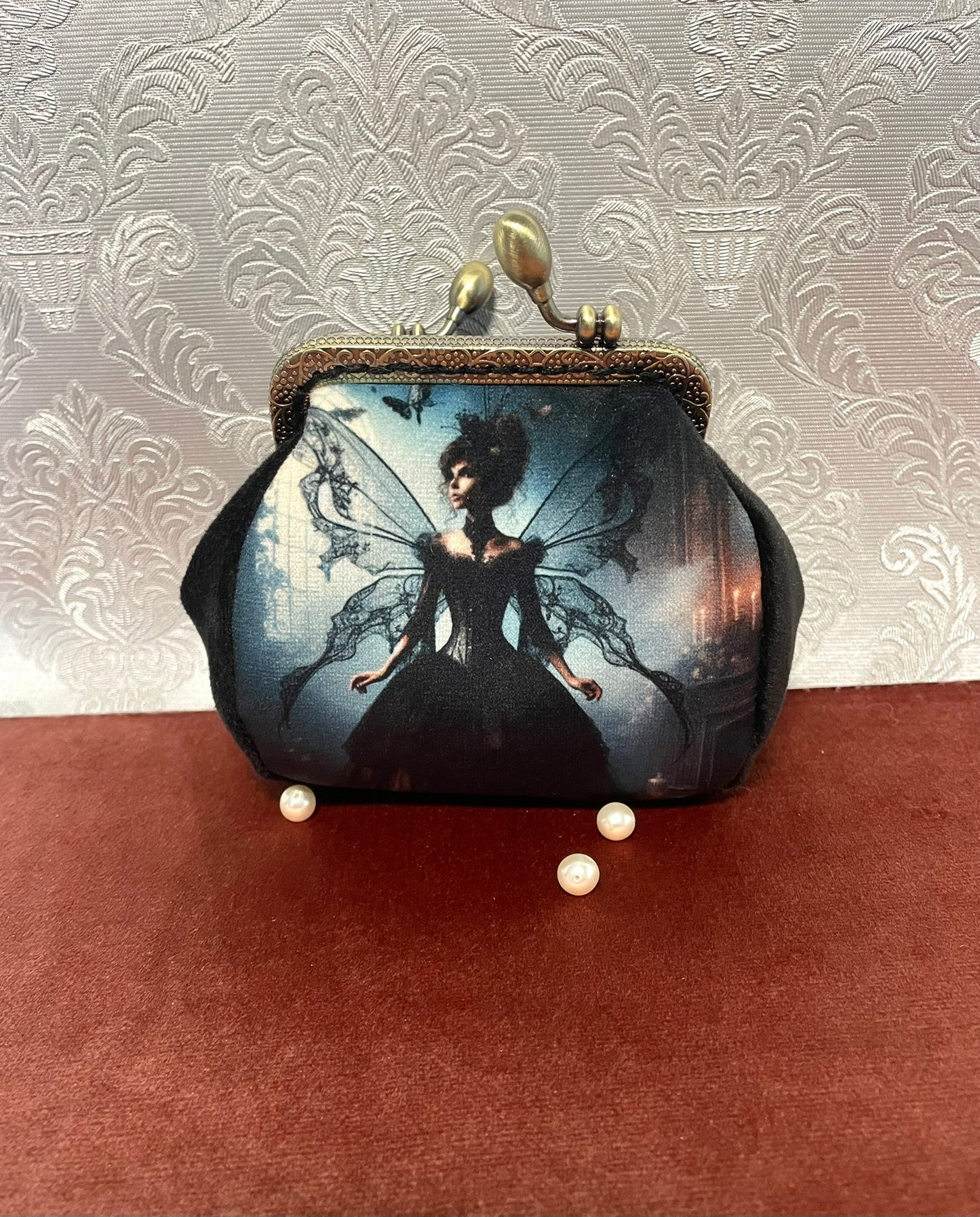 Porte-monnaie Gothique Chic « La Fée Noire » – Velours Noir & Fermoir Rétro