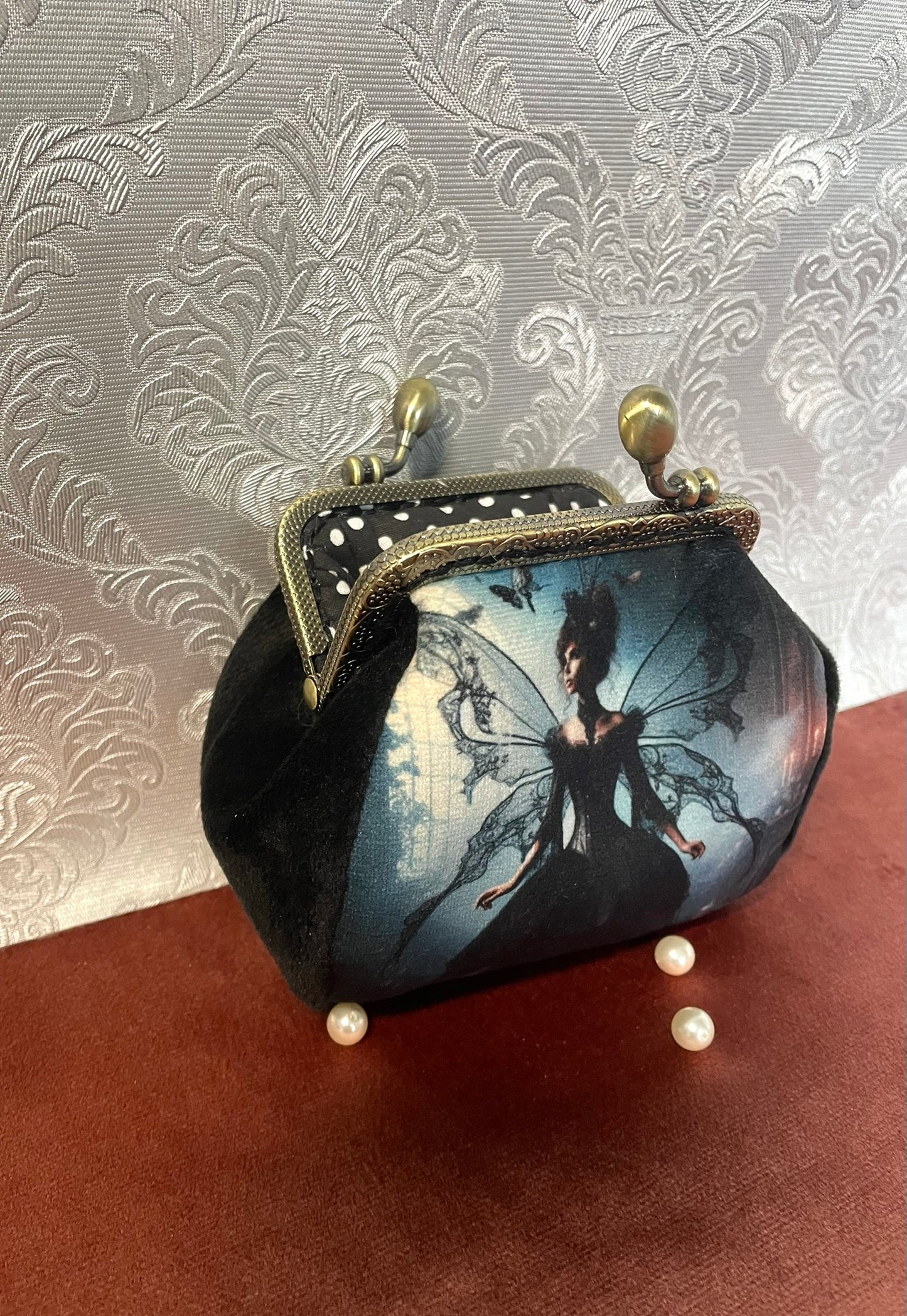 Porte-monnaie Gothique Chic « La Fée Noire » – Velours Noir & Fermoir Rétro