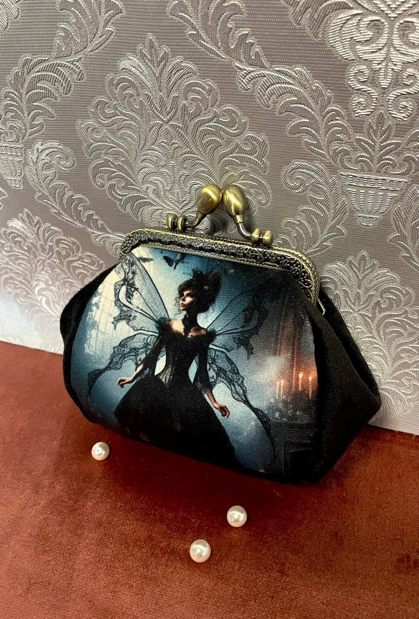 Porte-monnaie Gothique Chic « La Fée Noire » – Velours Noir & Fermoir Rétro