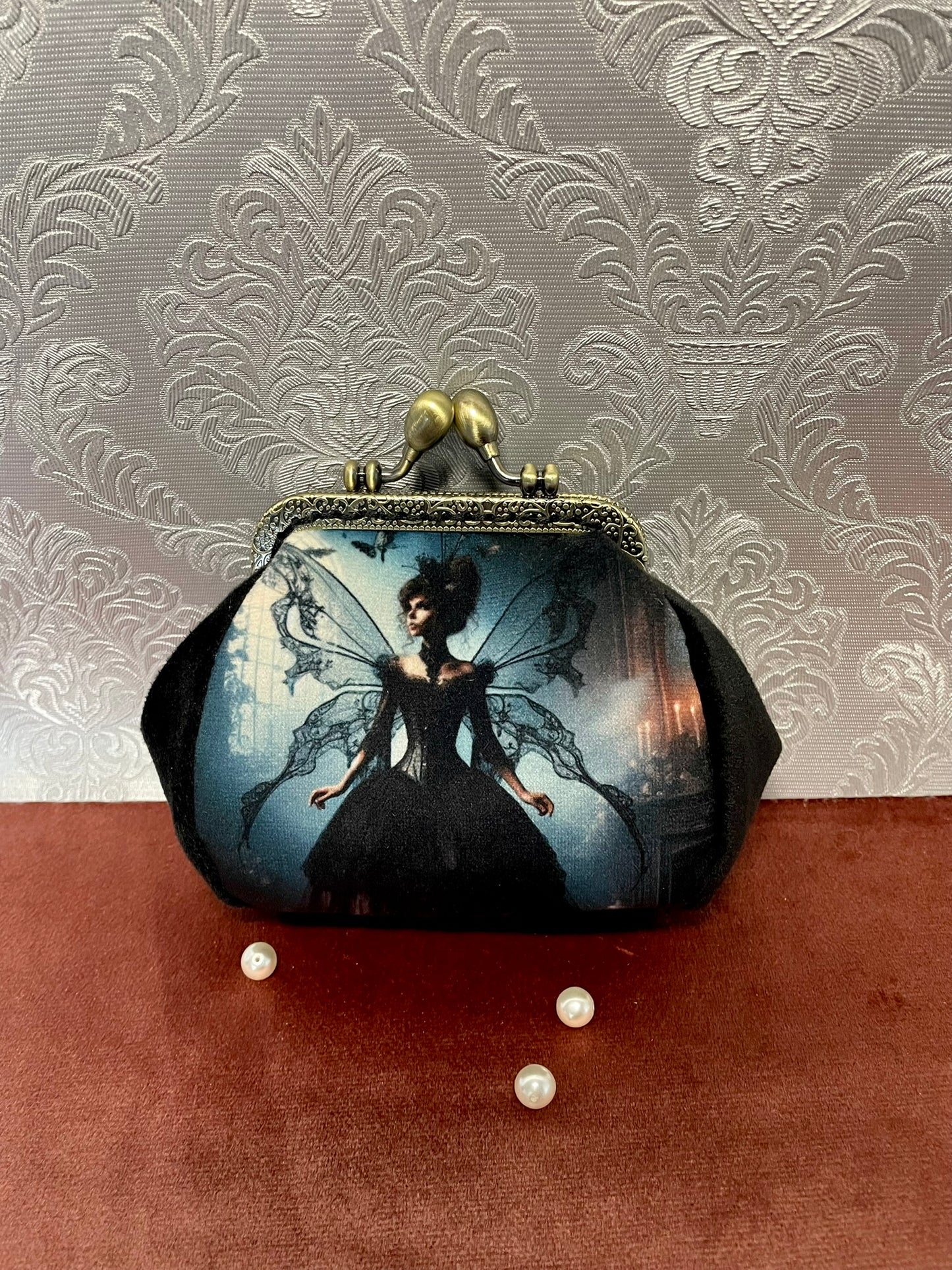 Porte-monnaie Gothique Chic « La Fée Noire » – Velours Noir & Fermoir Rétro