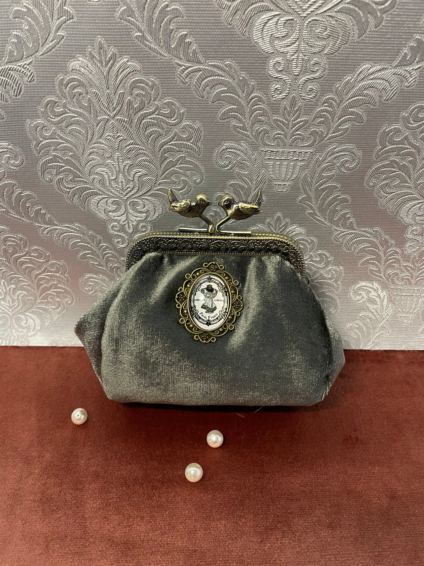 Porte-monnaie Vintage en Velours Gris-vert – « Paris Secret » & Fermoir Oiseaux