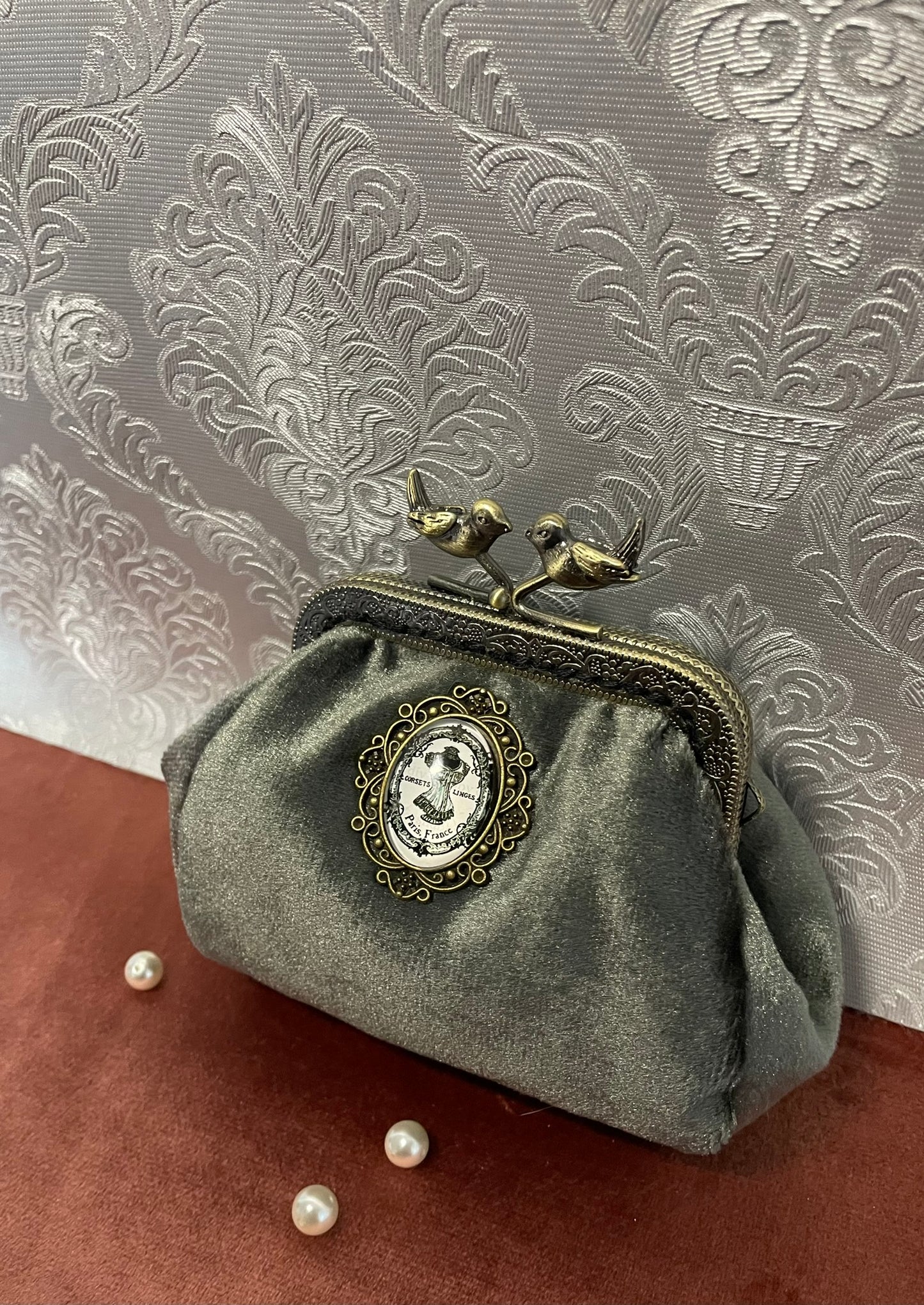 Porte-monnaie Vintage en Velours Gris-vert – « Paris Secret » & Fermoir Oiseaux