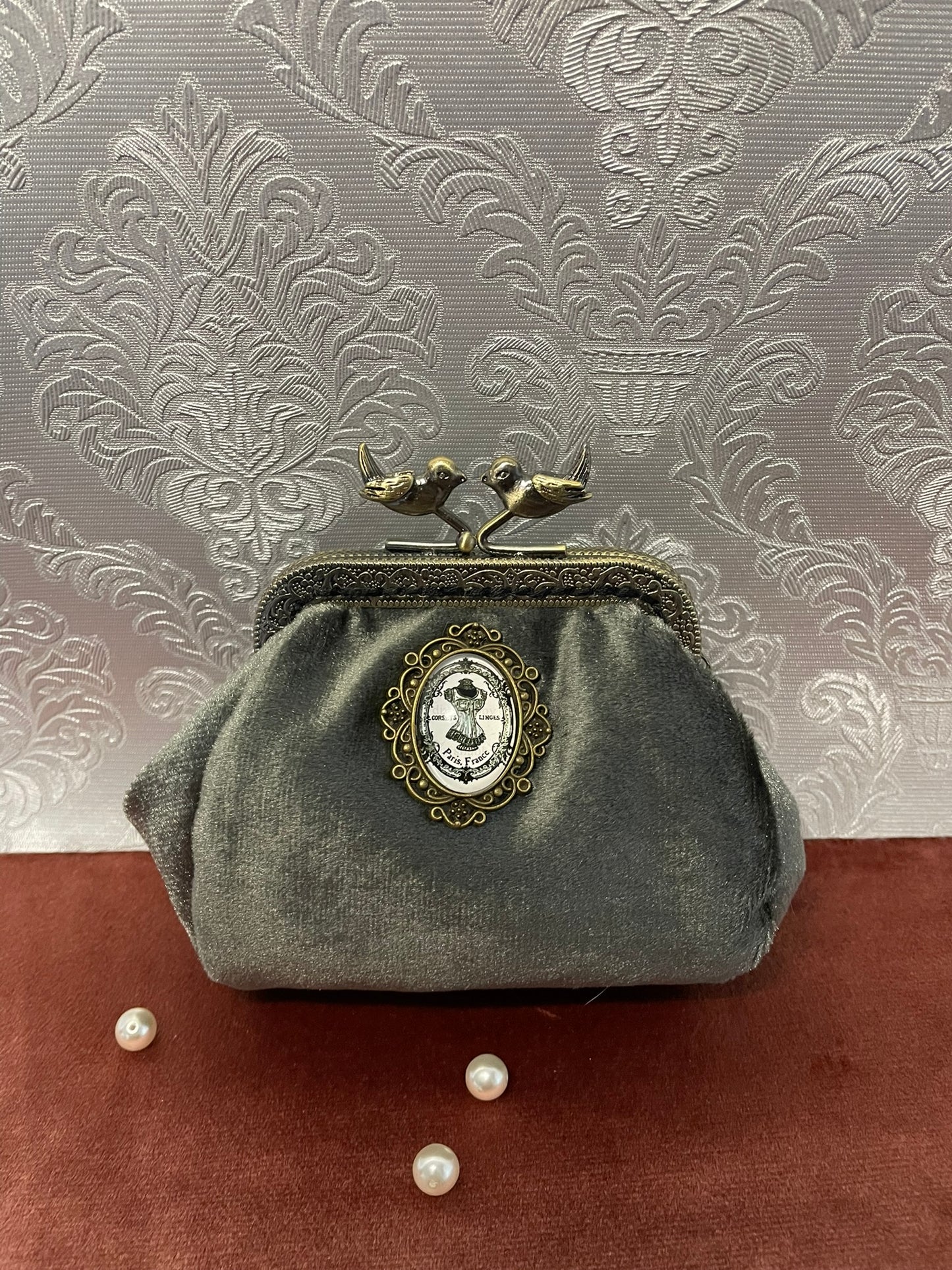 Porte-monnaie Vintage en Velours Gris-vert – « Paris Secret » & Fermoir Oiseaux