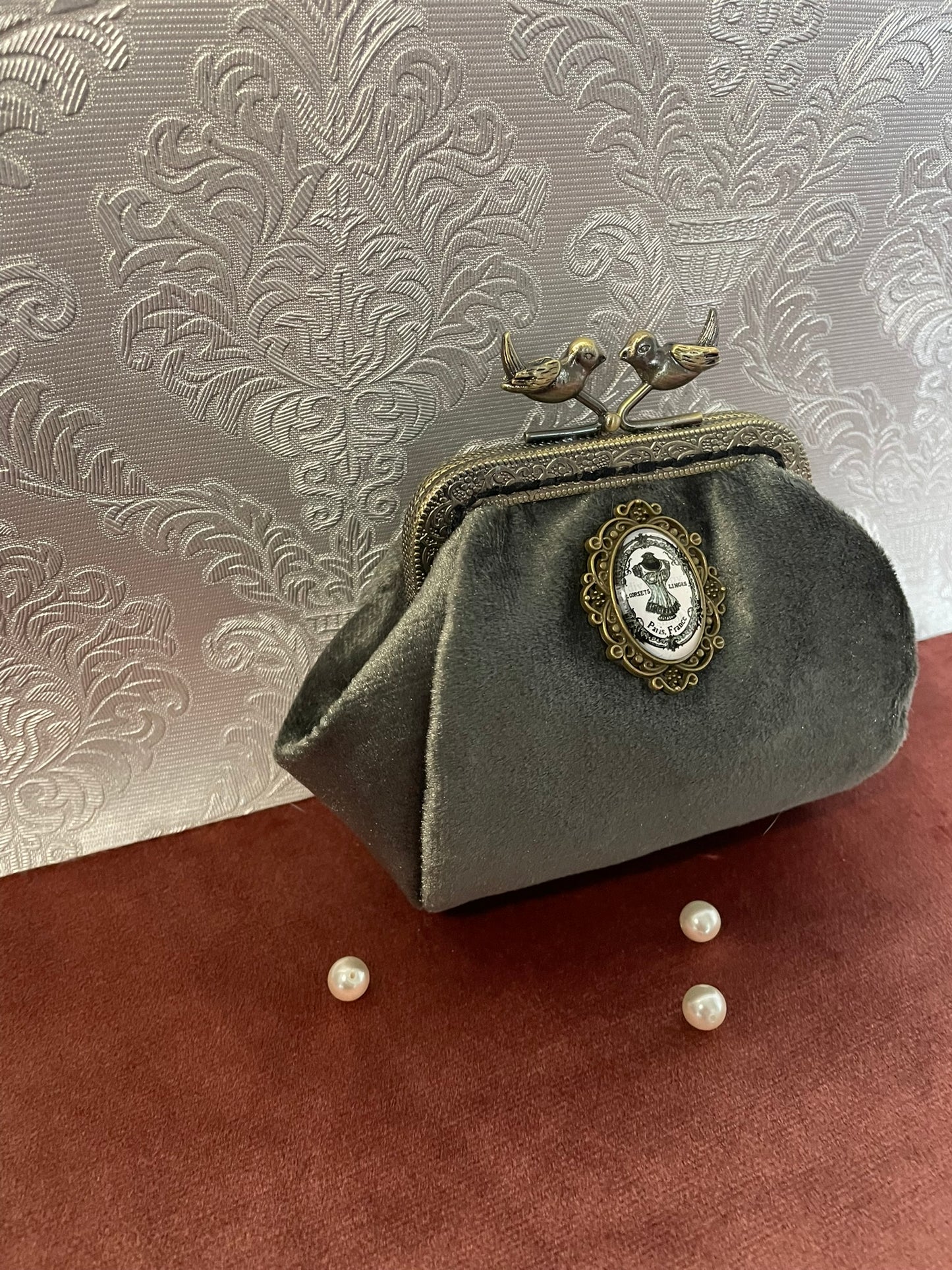Porte-monnaie Vintage en Velours Gris-vert – « Paris Secret » & Fermoir Oiseaux