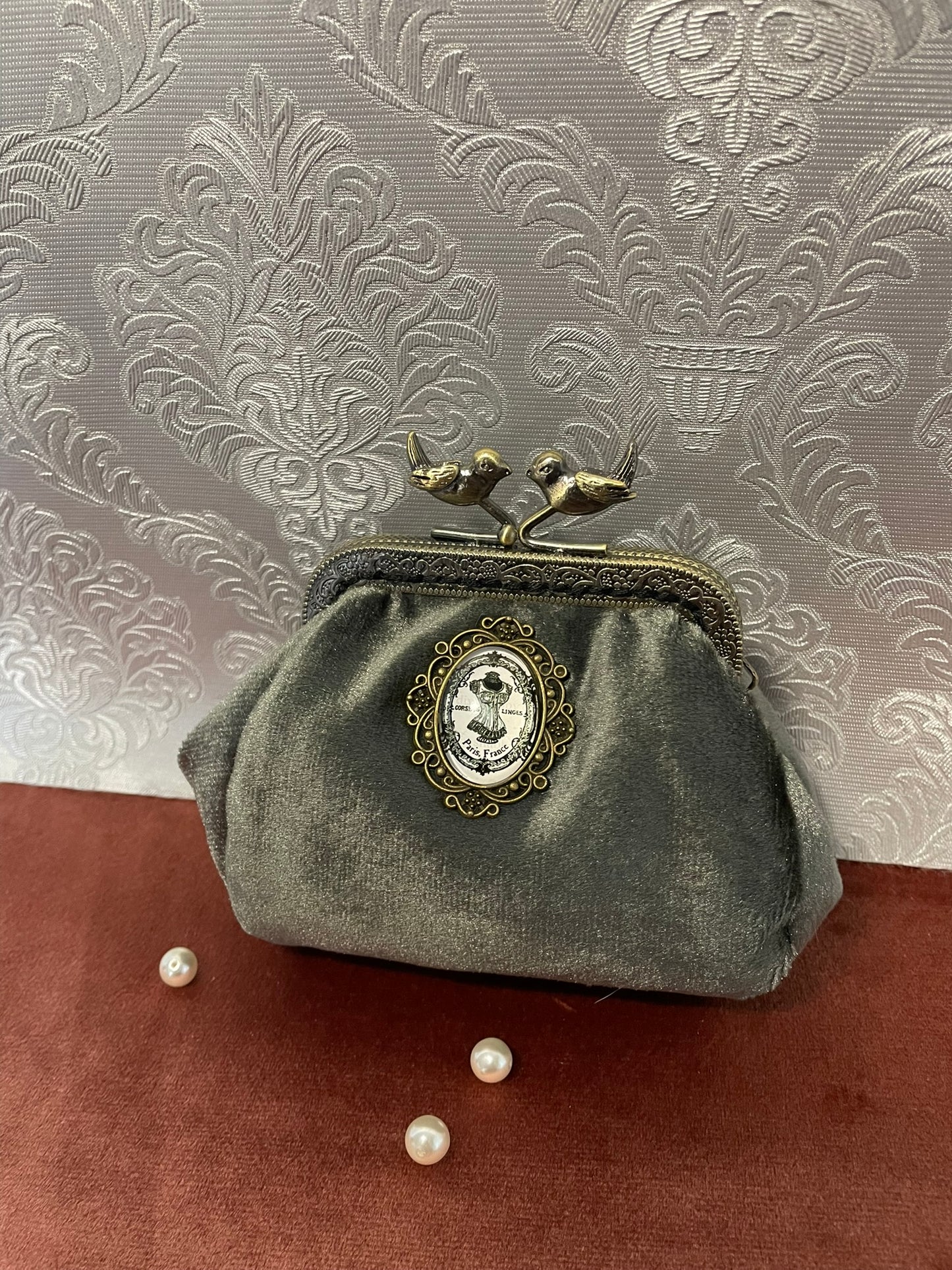 Porte-monnaie Vintage en Velours Gris-vert – « Paris Secret » & Fermoir Oiseaux